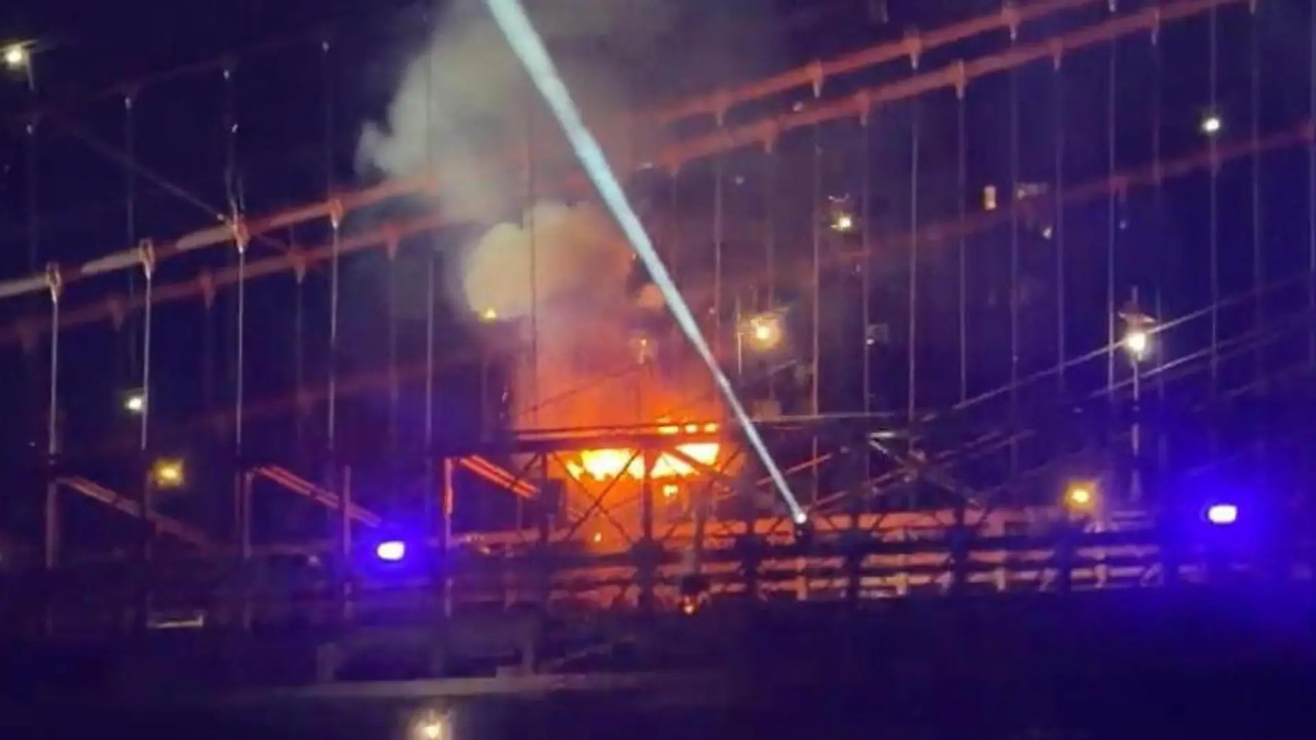 Festtags-Feuerwerk setzt berühmte Brücke in Brand! Dramatischer Zwischenfall