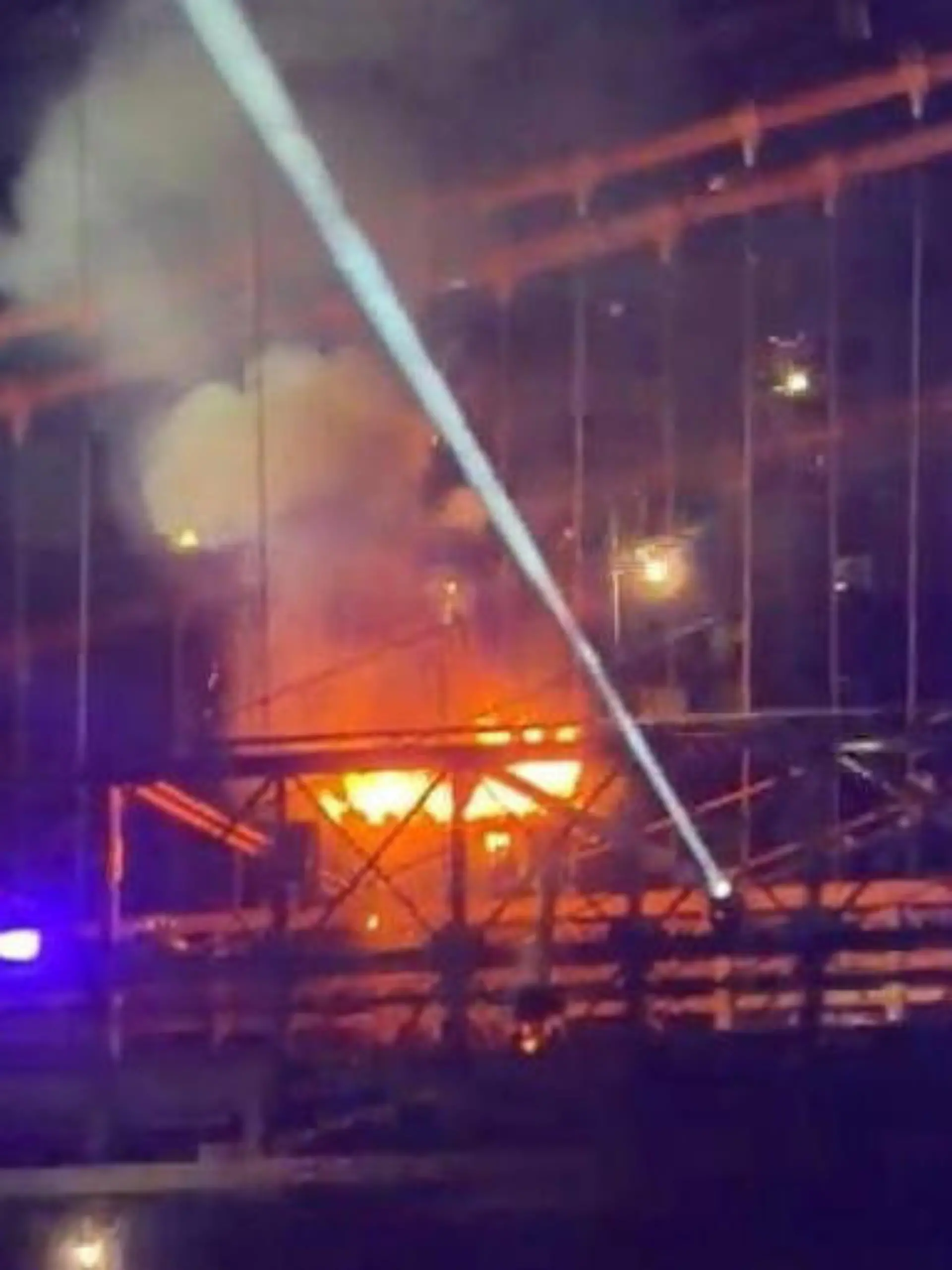 Bild zu: "Festtags-Feuerwerk setzt berühmte Brücke in Brand!"