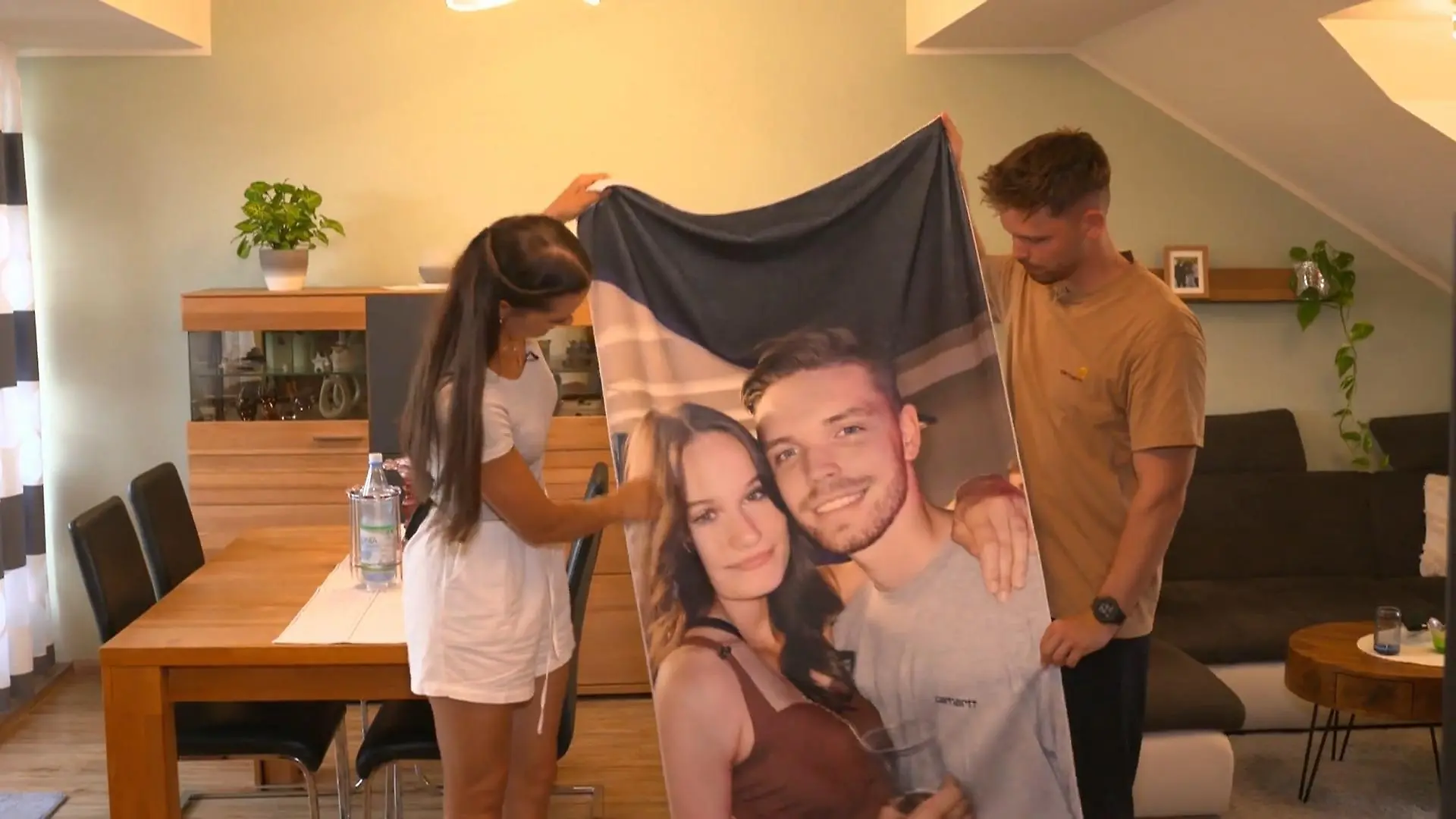 Privates Foto eines Paares taucht plötzlich auf Handtuch in Malta auf Ärger um Onlinehändler Temu