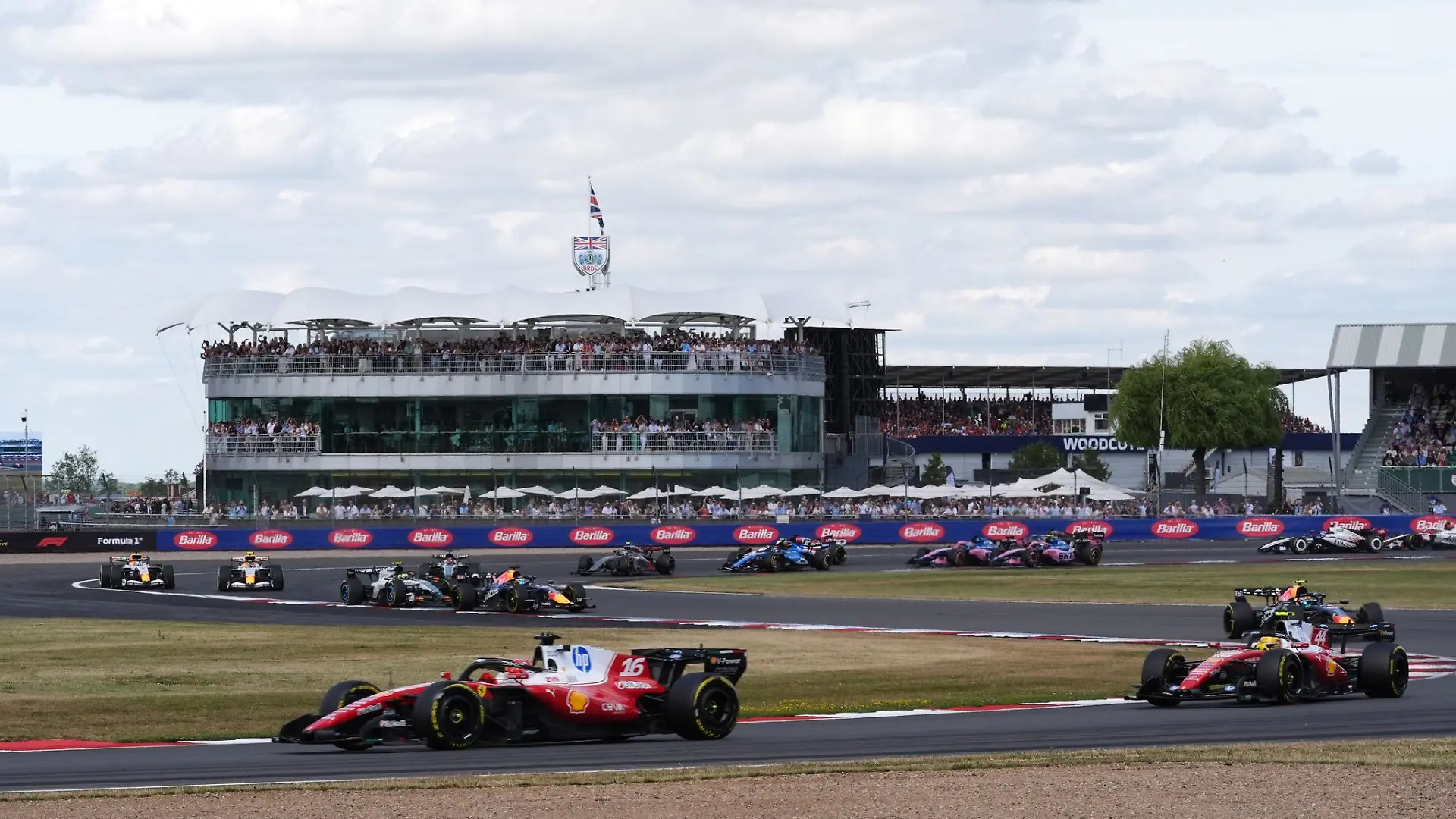 Charles Leclerc (vorn) gewinnt in Silverstone.