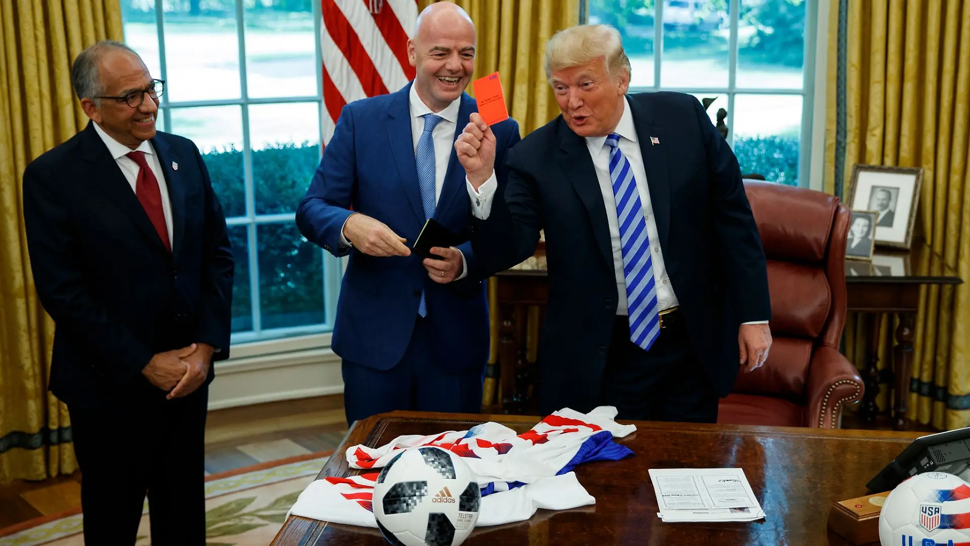 Damals ein Scherz: Trump zeigt Rot.