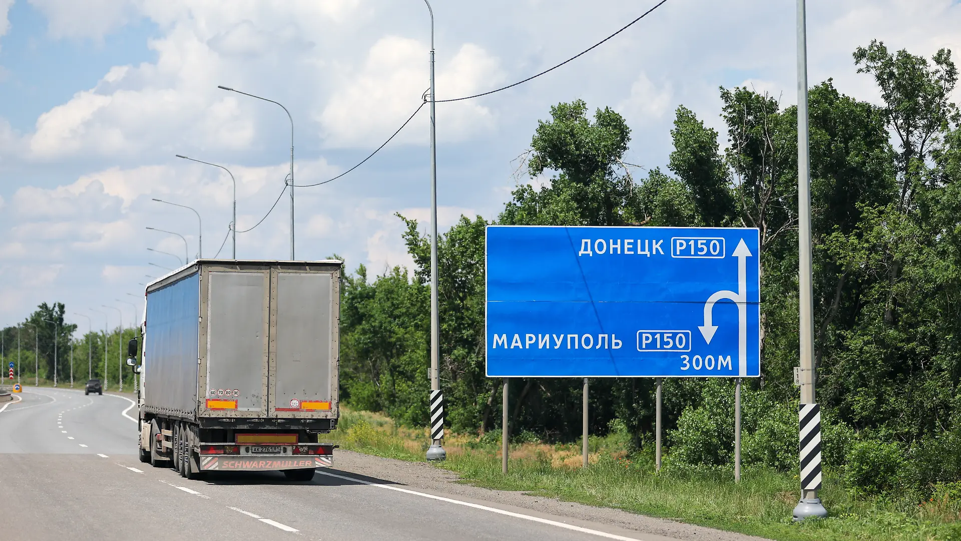 DIESES FOTO WIRD VON DER RUSSISCHEN STAATSAGENTUR TASS ZUR VERFÜGUNG GESTELLT. [RUSSIA, DONETSK - JUNE 19, 2026: A truck on the DonetskMariupol highway. Dmitry Yagodkin/TASS]