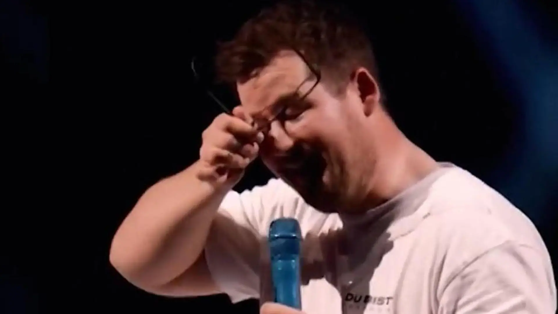 Blinder Fan wollte sich Leben nehmen – dann gesteht ihm Comedian Chris Tall DAS live! „Ich heule wegen dir, du Arsch”