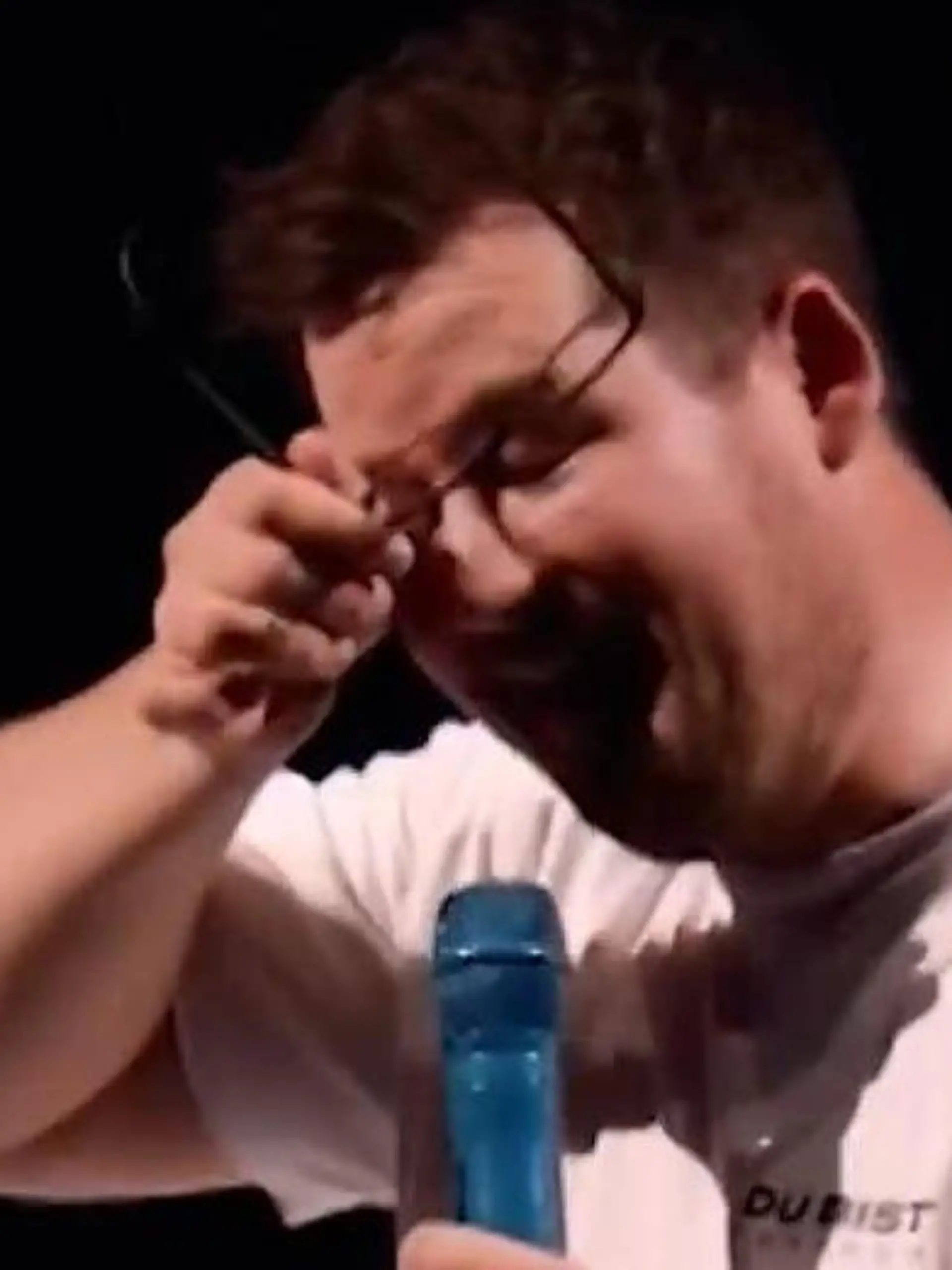 Bild zu: "Blinder Fan wollte sich Leben nehmen – dann gesteht ihm Comedian Chris Tall DAS live!"