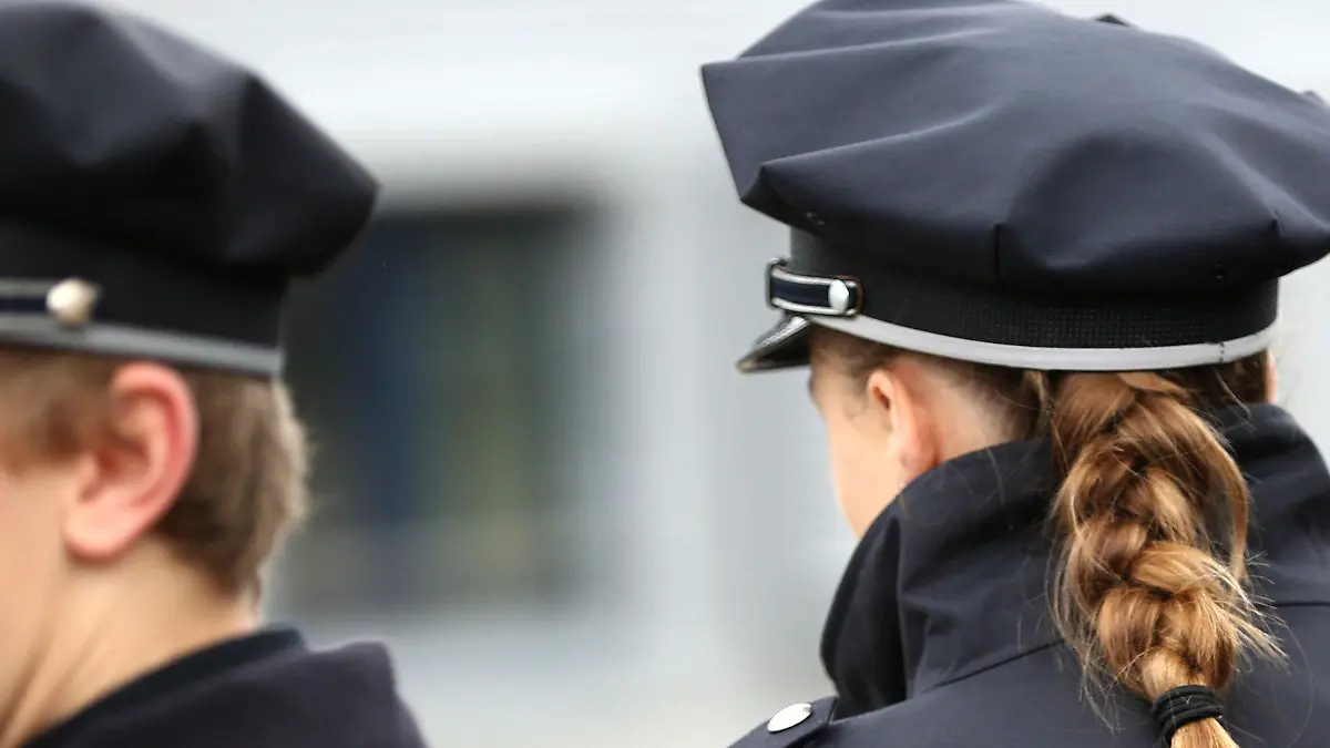 ARCHIV - Auszubildende der Polizeischule beobachten einen Einsatz des Mobilen Einsatzkommandos (MEK) während einer Pressevorführung am 23.10.2012 in der Landespolizeischule in Hamburg. Polizeinachwuchs dringend gesucht: Weil viele Beamte bald in Rente gehen und die Polizei aufgestockt wird, sucht Niedersachsen händeringend Kommissaranwärter. (zu dpa "Polizei sucht viele Nachwuchskräfte - Bewerbungsfrist verlängert" vom 27.11.2016) +++(c) dpa - Bildfunk+++