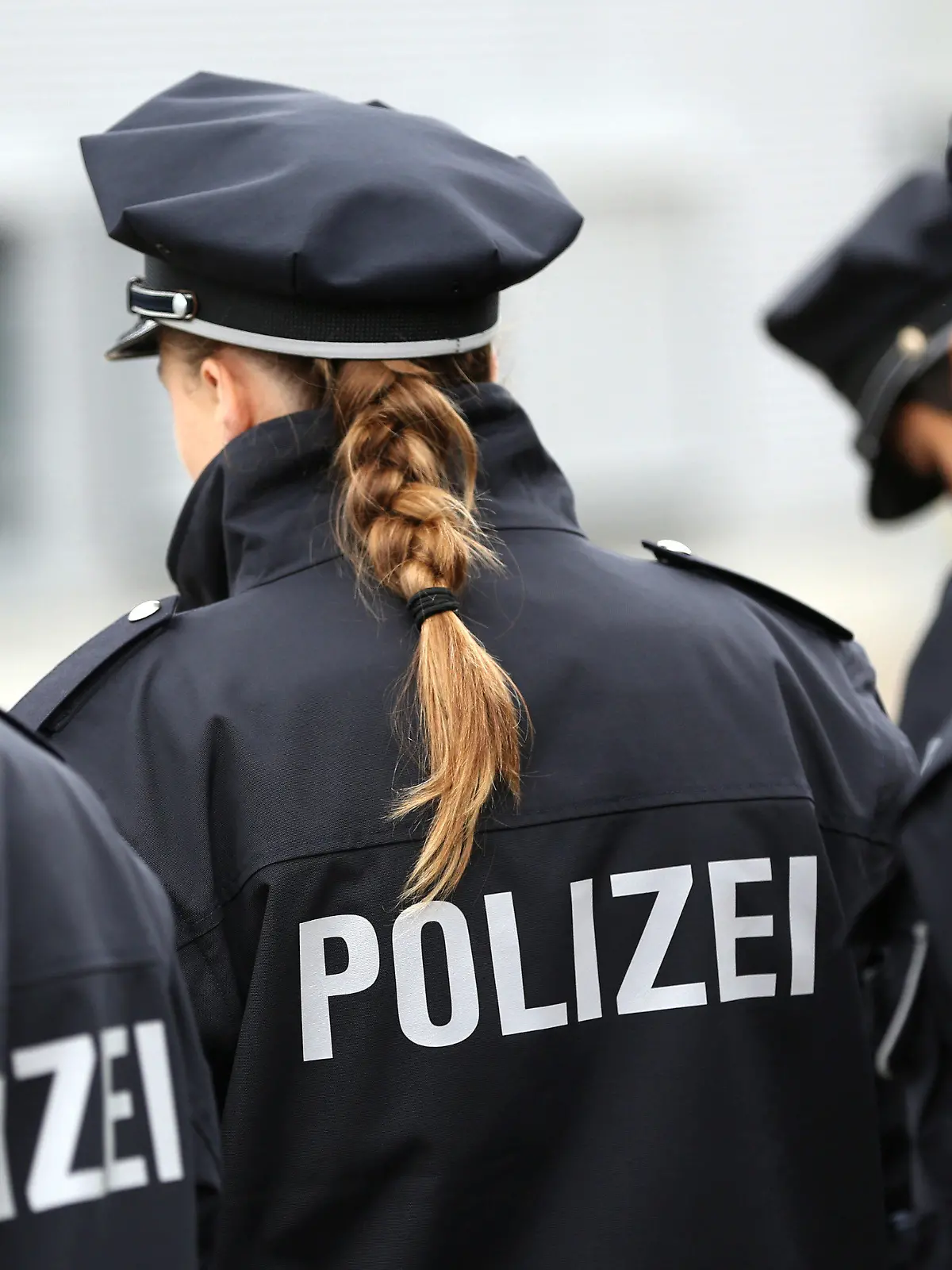 ARCHIV - Auszubildende der Polizeischule beobachten einen Einsatz des Mobilen Einsatzkommandos (MEK) während einer Pressevorführung am 23.10.2012 in der Landespolizeischule in Hamburg. Polizeinachwuchs dringend gesucht: Weil viele Beamte bald in Rente gehen und die Polizei aufgestockt wird, sucht Niedersachsen händeringend Kommissaranwärter. (zu dpa "Polizei sucht viele Nachwuchskräfte - Bewerbungsfrist verlängert" vom 27.11.2016) +++(c) dpa - Bildfunk+++