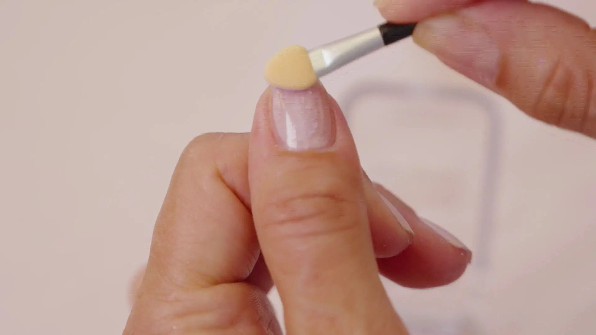 Das Geheimnis für selbstgemachte Chrome Nails ist Lidschatten bzw. Highlighter.