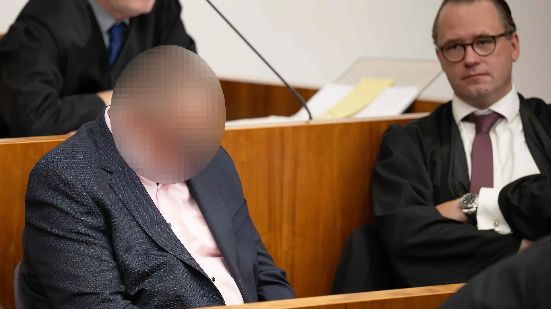 Einer der Angeklagten nimmt zum Prozess um den Lebensmittelskandal beim früheren Wurstwarenhersteller Wilke im Landgericht Kassel Platz.