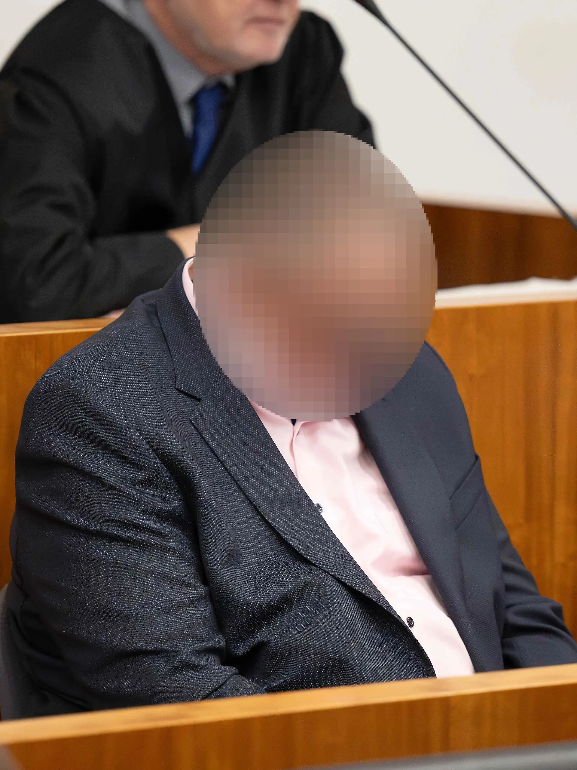 Einer der Angeklagten nimmt zum Prozess um den Lebensmittelskandal beim früheren Wurstwarenhersteller Wilke im Landgericht Kassel Platz.