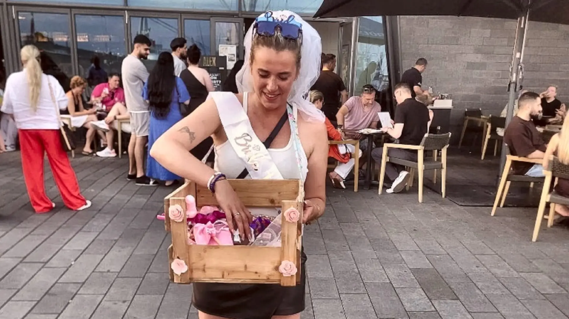 Während Caro bei ihrem Junggesellinnenabschied in Hamburg mit dem Bauchladen unterwegs war, lief ihr Handy heiß.