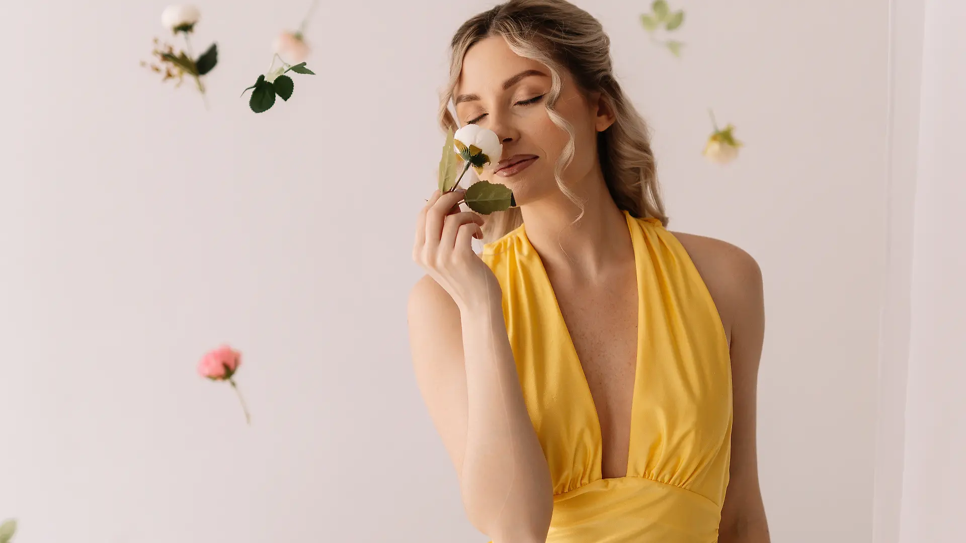 Model in gelbem Kleid in Rosen-Regen.