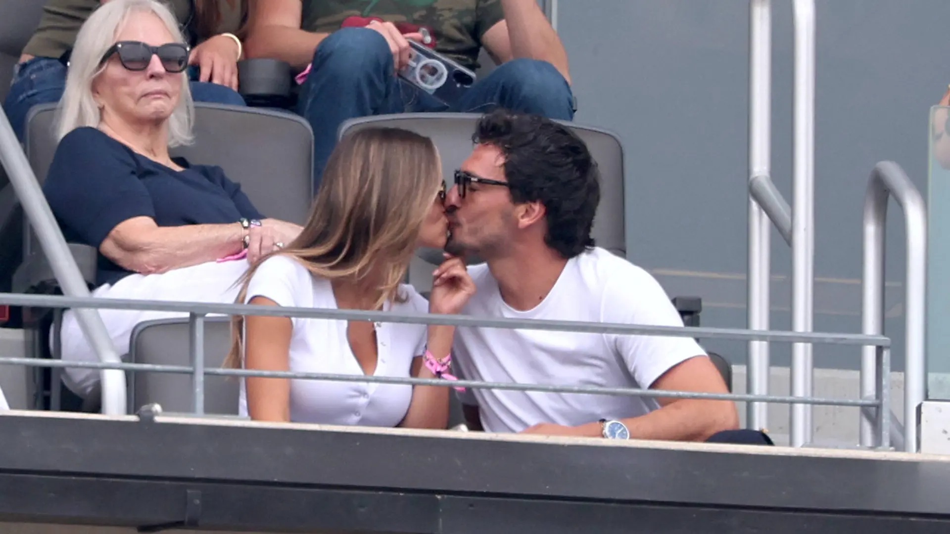 Mats Hummels und Freundin Nicola Cavanis bei einem Fußballspiel der WM 2026.