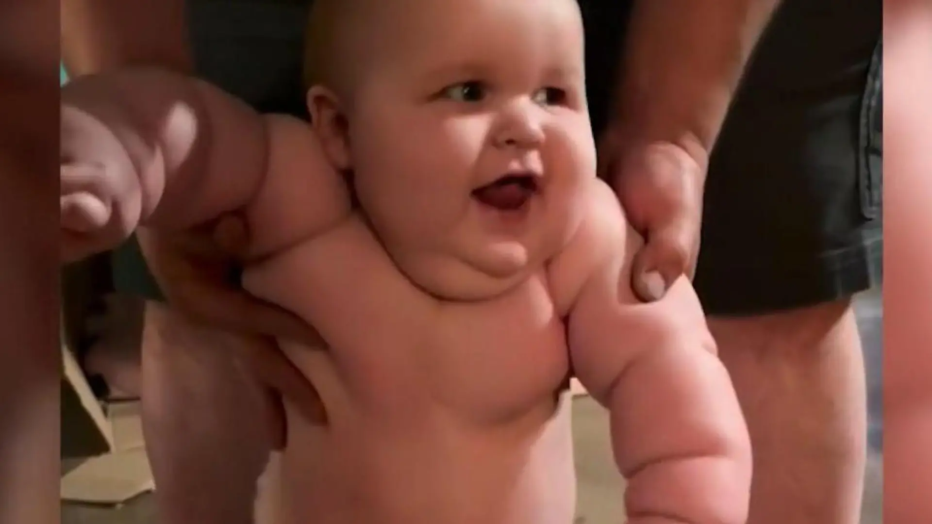 Was ein WonneBROCKEN! Riesenbaby Axyl wiegt 18 Kilogramm – mit 8 Monaten Er trägt Kleidung für Fünfjährige