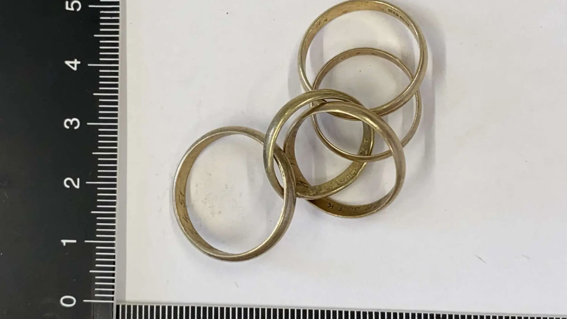 Unter den Schmuckstücken befinden sich auch mehrere Eheringe. 