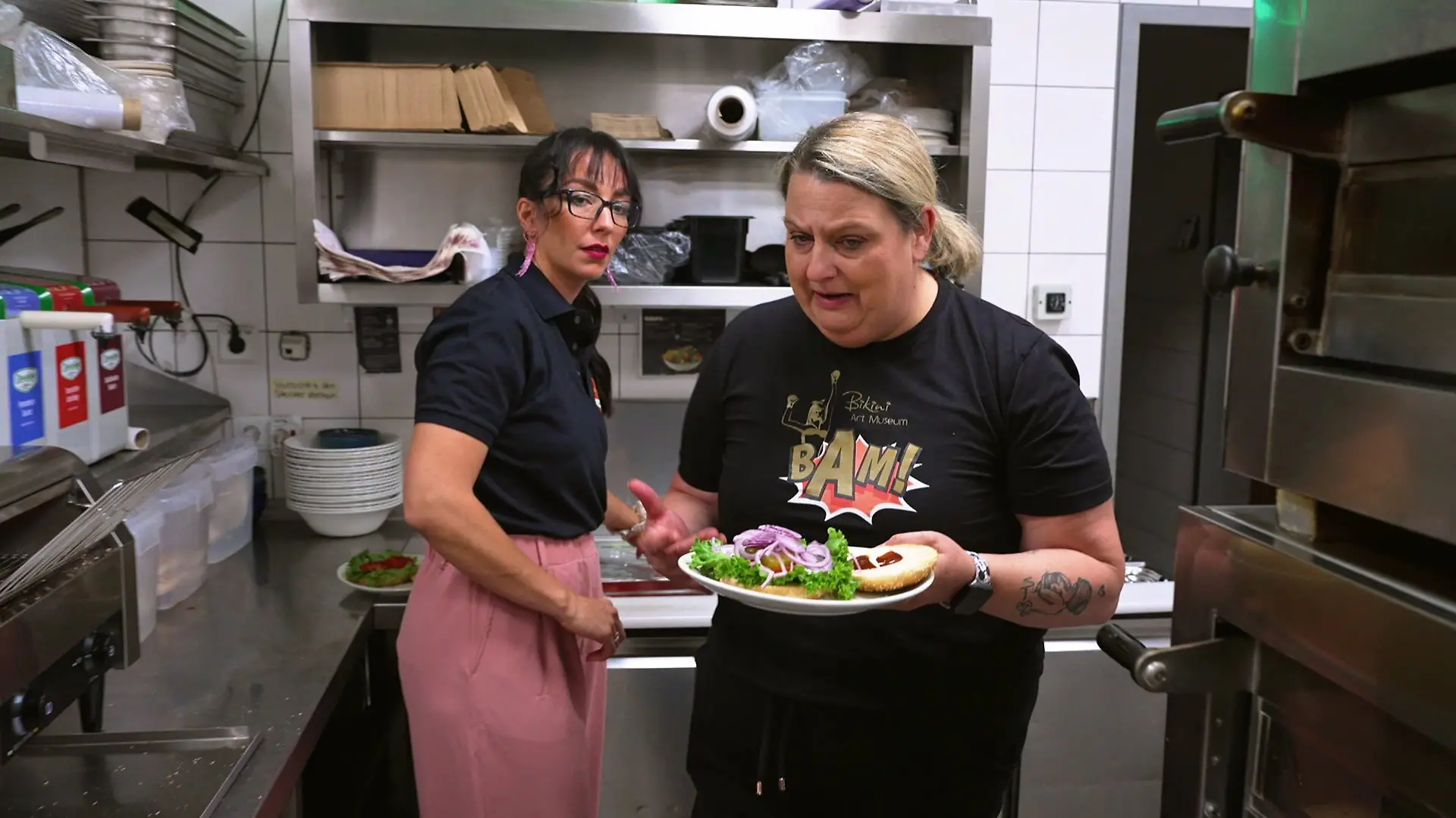 Roxanne Ruscheinsky von 24-Autohöfe im „Undercover Boss”-Einsatz mit Mitarbeiterin Anita 