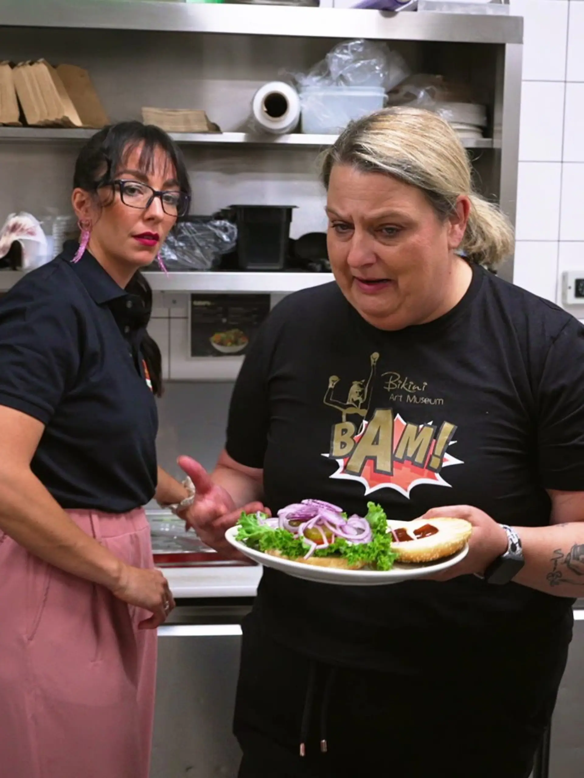 Roxanne Ruscheinsky von 24-Autohöfe im „Undercover Boss”-Einsatz mit Mitarbeiterin Anita 