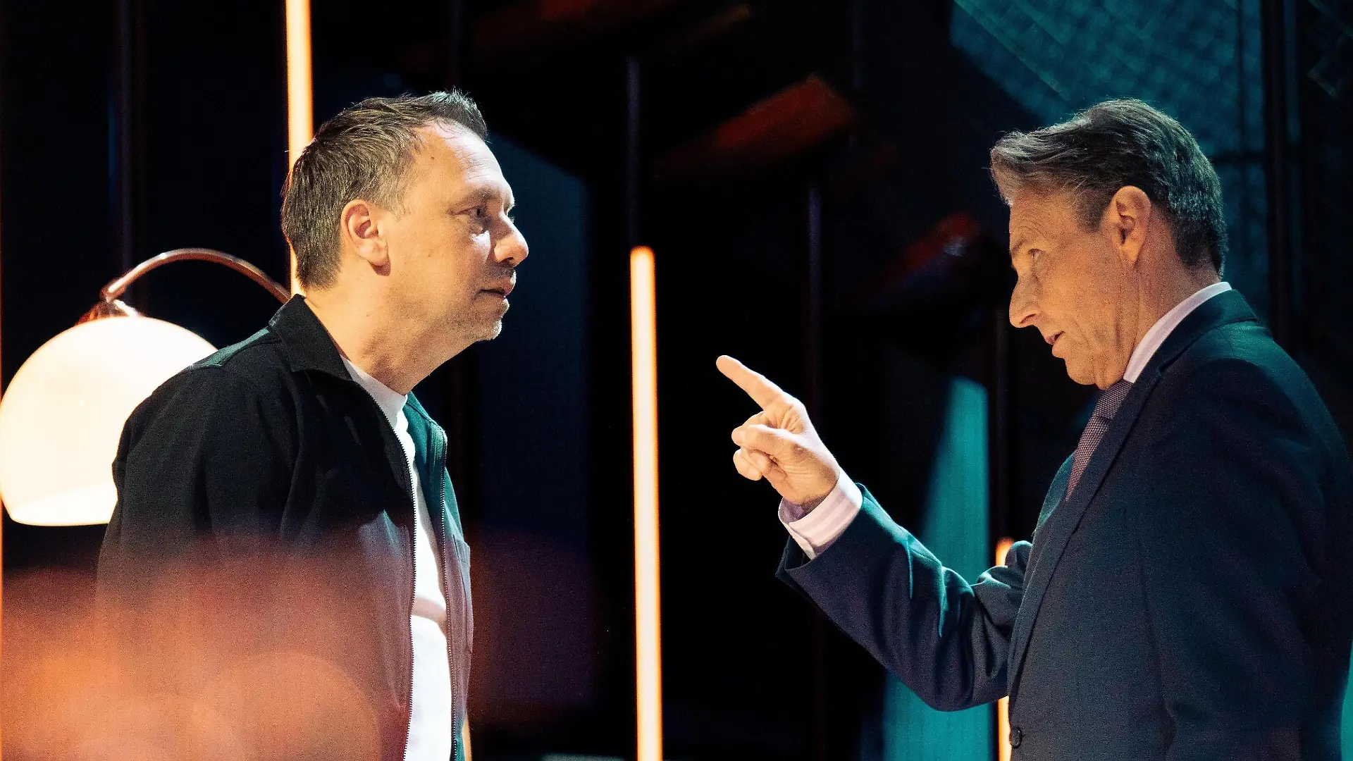 Sebastian Fitzek (l.) mit Wolfgang Bahro bei den Dreharbeiten für die RTL-Serie „Gute Zeiten, schlechte Zeiten”