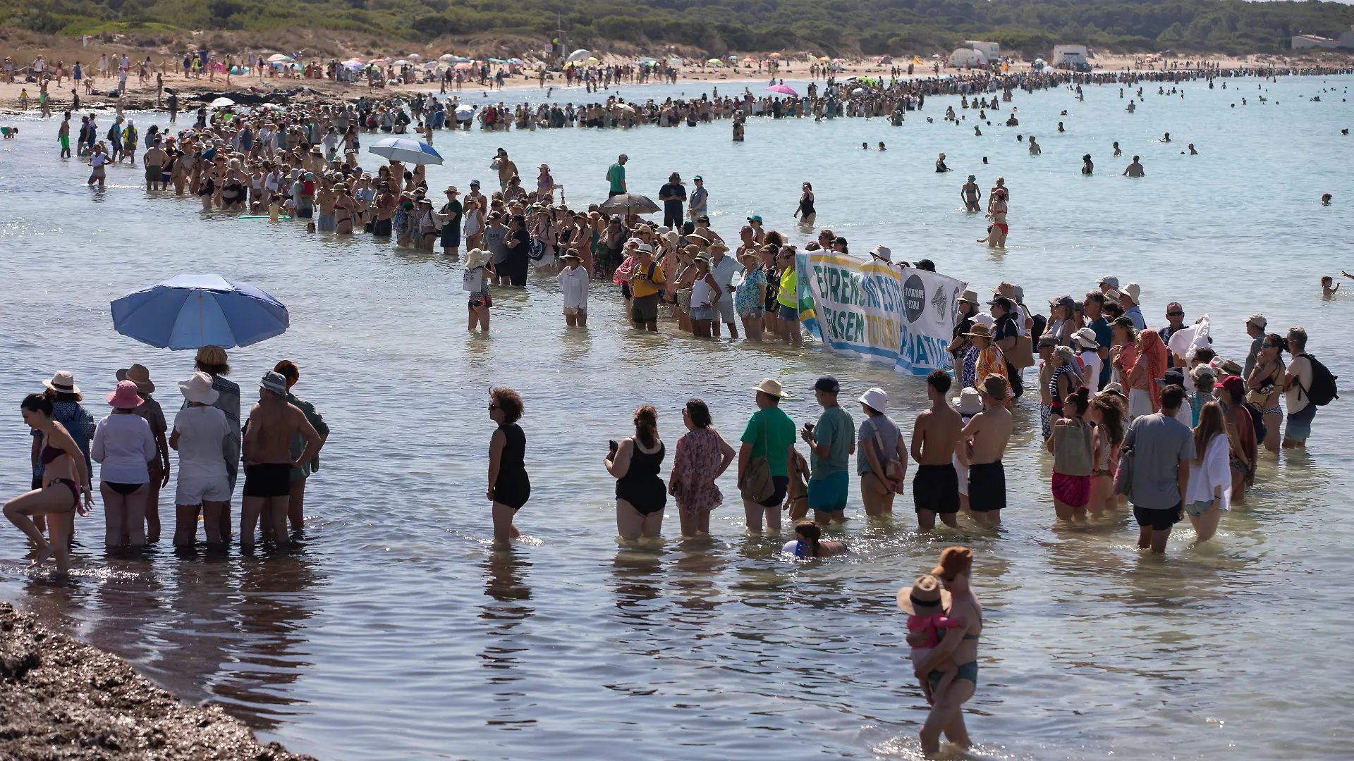 Deutscher ertrinkt während Demonstration am Strand Es Trenc auf Mallorca.