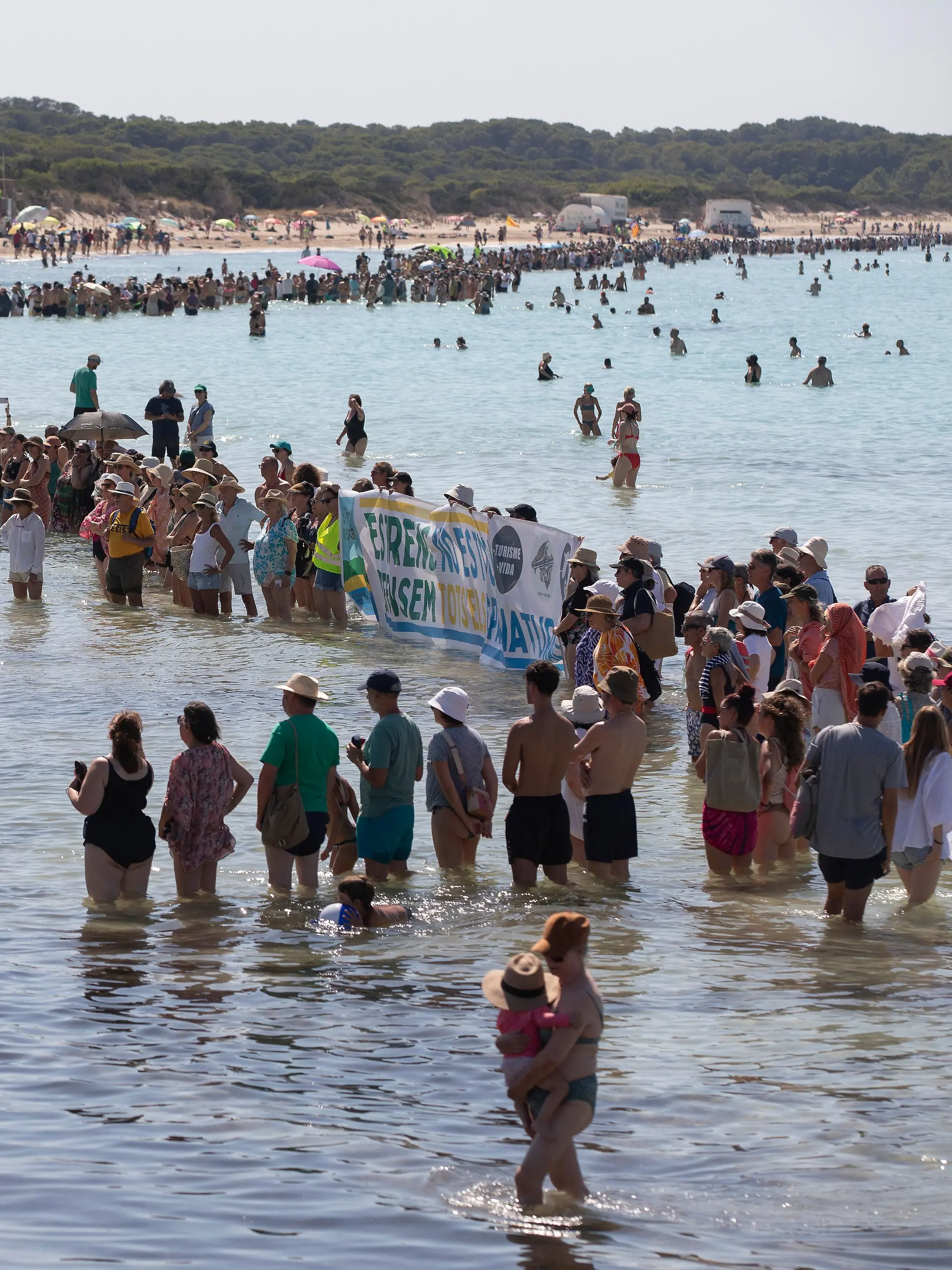 Deutscher ertrinkt während Demonstration am Strand Es Trenc auf Mallorca.