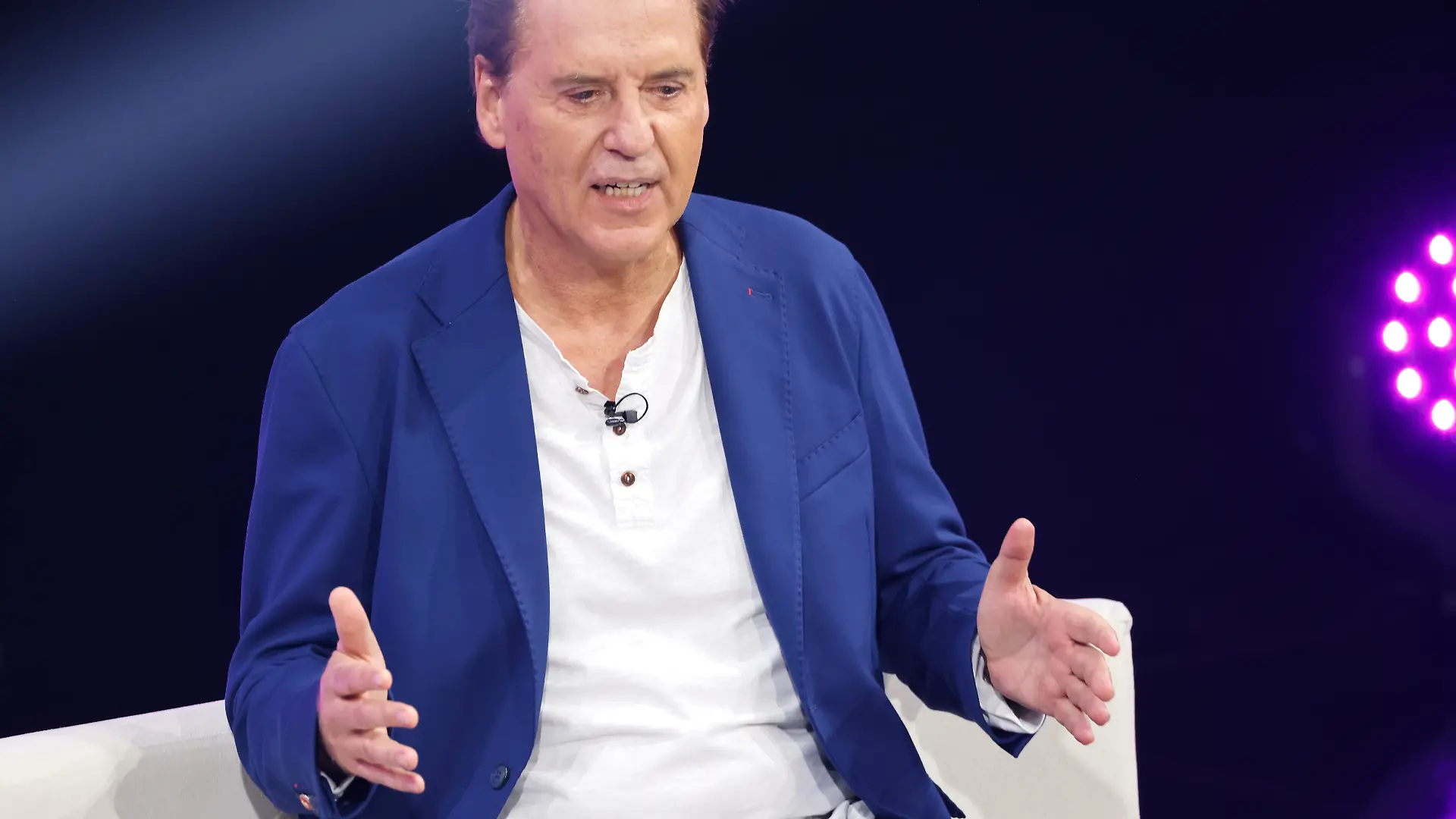 Der Fussballkomentator Jörg Dahlmann sitzt bei der Auftaktsendung der Sat.1 Fernsehshow Promi Big Brother 2022 im Fernsehstudio in Köln.