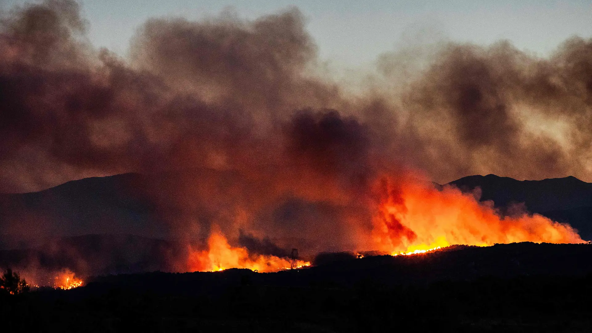 Qualmwolken eines Waldbrandes in der Region Aspres verdunkeln den Himmel. Am Vortag gegen 19:30 Uhr brach in einem schwer zugänglichen Gebirgsmassiv in der Nähe von Trevillach im Departement Pyrénées-Orientales in Südfrankreich ein Waldbrand aus, der sich über Nacht rasch ausbreitete. Derzeit werden mehr als 10.000 Einwohner evakuiert, da sich der Waldbrand rasch ausbreitet und bereits rund 2.000 Hektar verwüstet hat. +++ dpa-Bildfunk +++