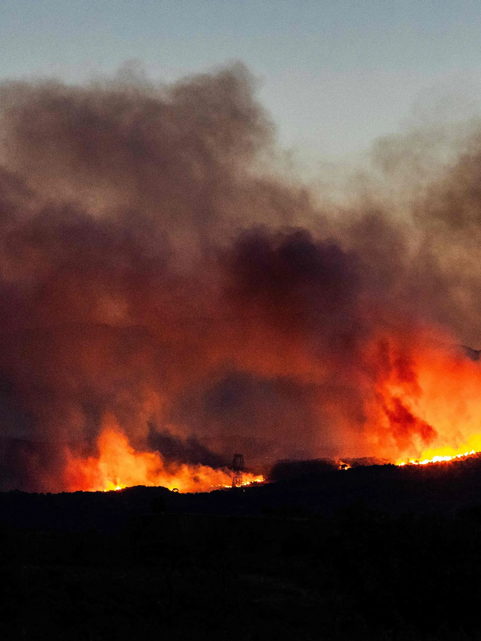Qualmwolken eines Waldbrandes in der Region Aspres verdunkeln den Himmel. Am Vortag gegen 19:30 Uhr brach in einem schwer zugänglichen Gebirgsmassiv in der Nähe von Trevillach im Departement Pyrénées-Orientales in Südfrankreich ein Waldbrand aus, der sich über Nacht rasch ausbreitete. Derzeit werden mehr als 10.000 Einwohner evakuiert, da sich der Waldbrand rasch ausbreitet und bereits rund 2.000 Hektar verwüstet hat. +++ dpa-Bildfunk +++