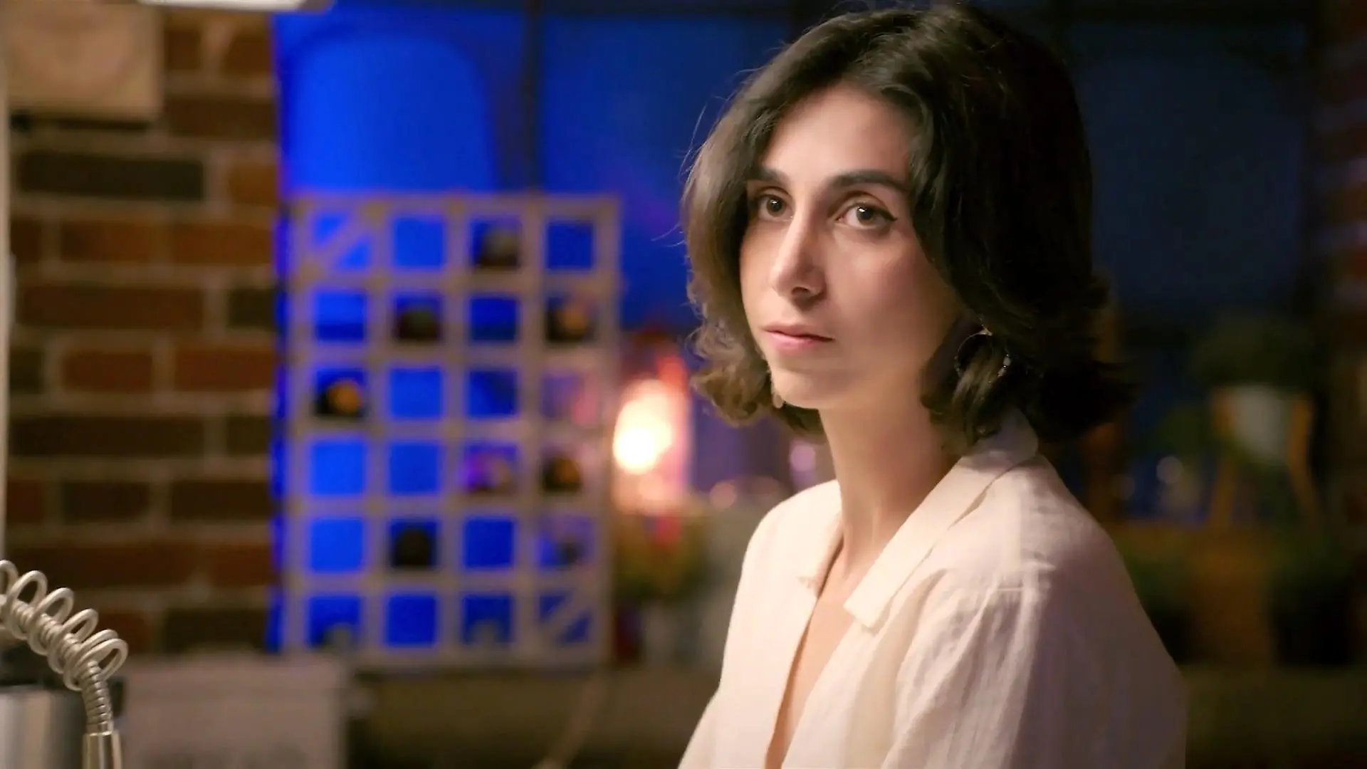 AWZ: Leyla beginnt, Elias zu misstrauen