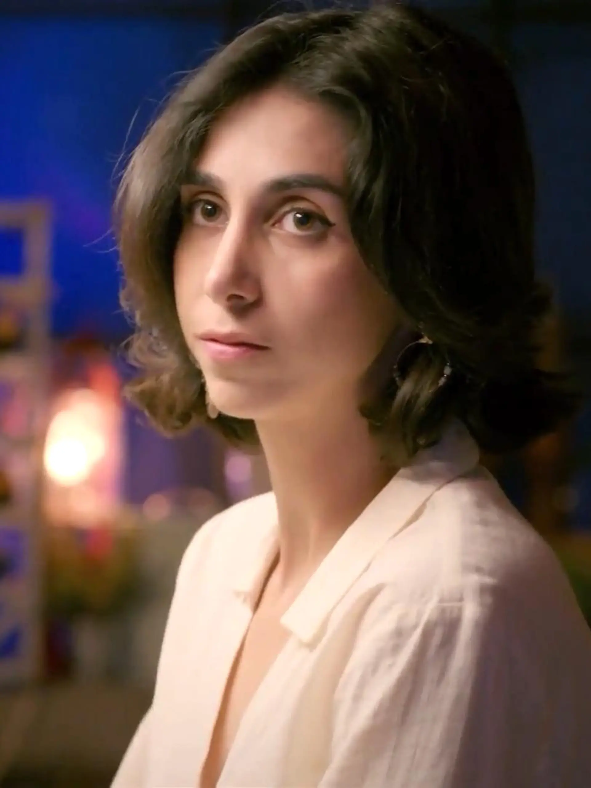 AWZ: Leyla beginnt, Elias zu misstrauen