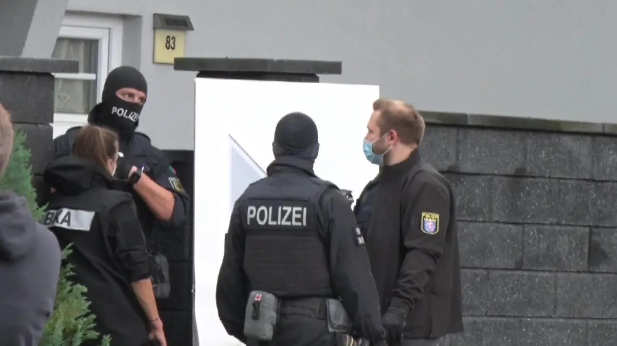 Polizisten durchsuchen das Wohnhaus des Verdächtigen aus Kassel - Wusste der Mann von dem geplanten Terroranschlag in Wien im November 2020?