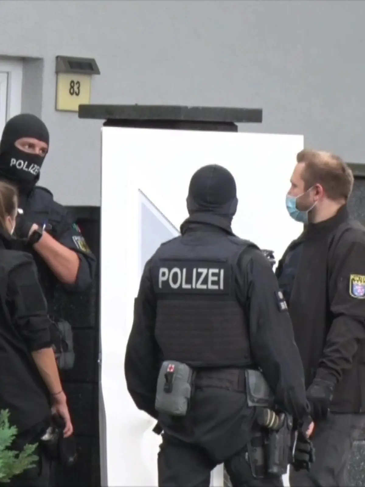 Polizisten durchsuchen das Wohnhaus des Verdächtigen aus Kassel - Wusste der Mann von dem geplanten Terroranschlag in Wien im November 2020?