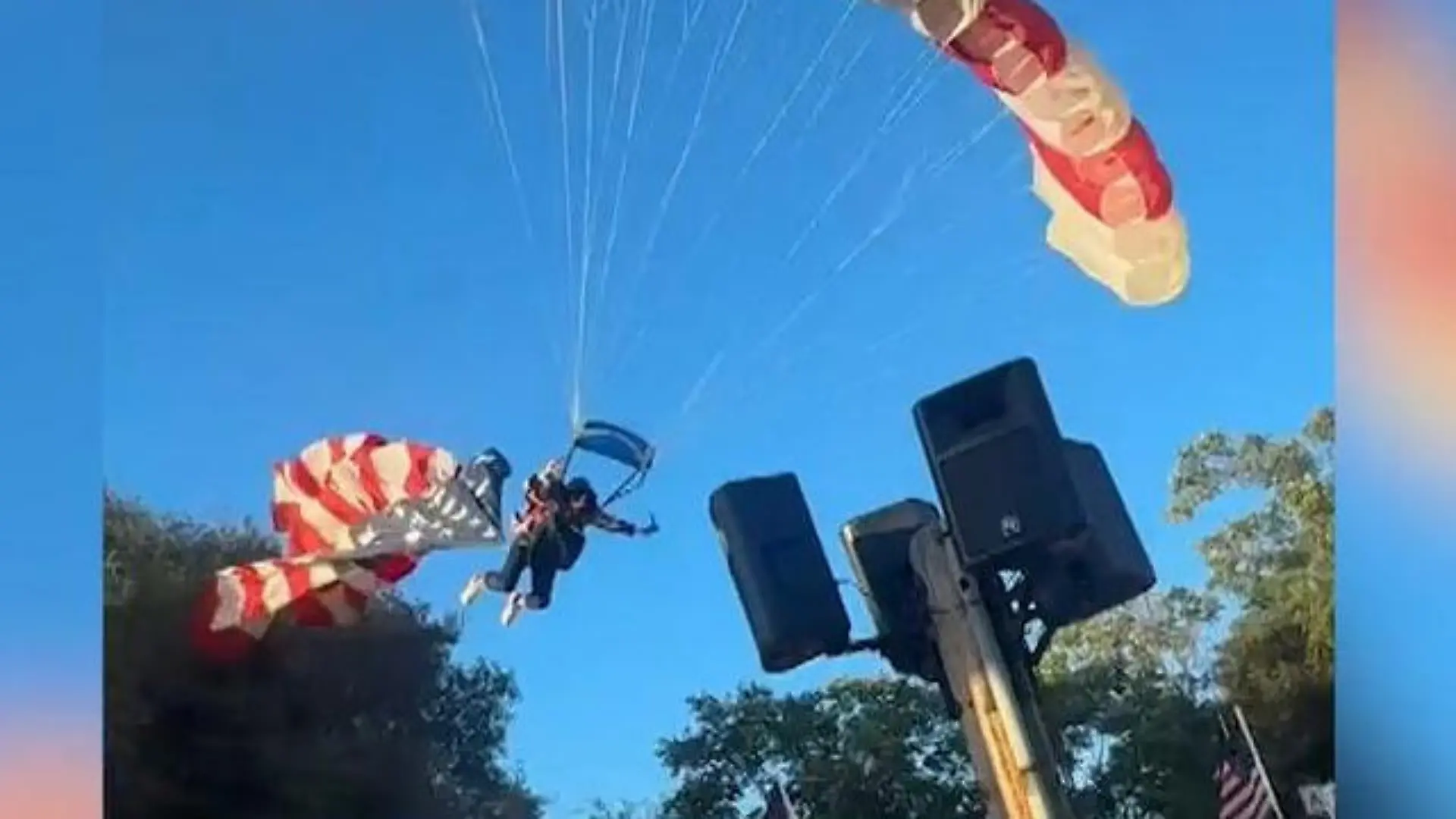 Flagge verfängt sich! Fallschirmspringer kracht direkt neben Zuschauern zu Boden Bruchlandung bei Rodeo-Event