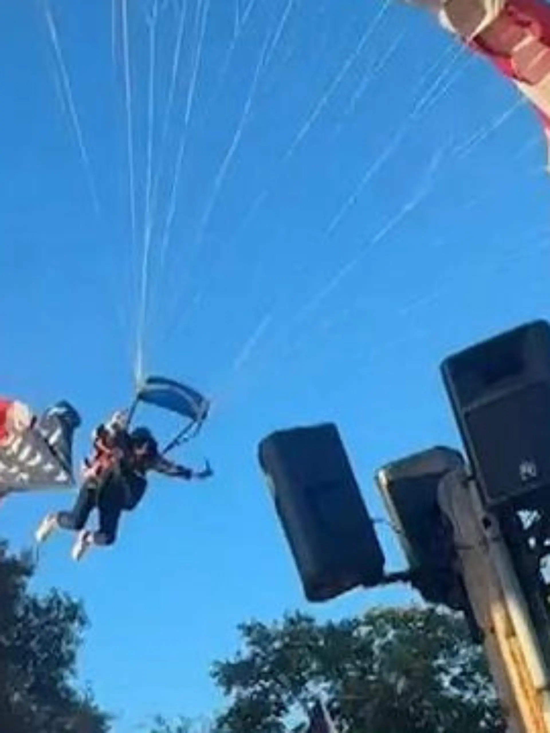 Bild zu: "Flagge verfängt sich! Fallschirmspringer kracht direkt neben Zuschauern zu Boden"