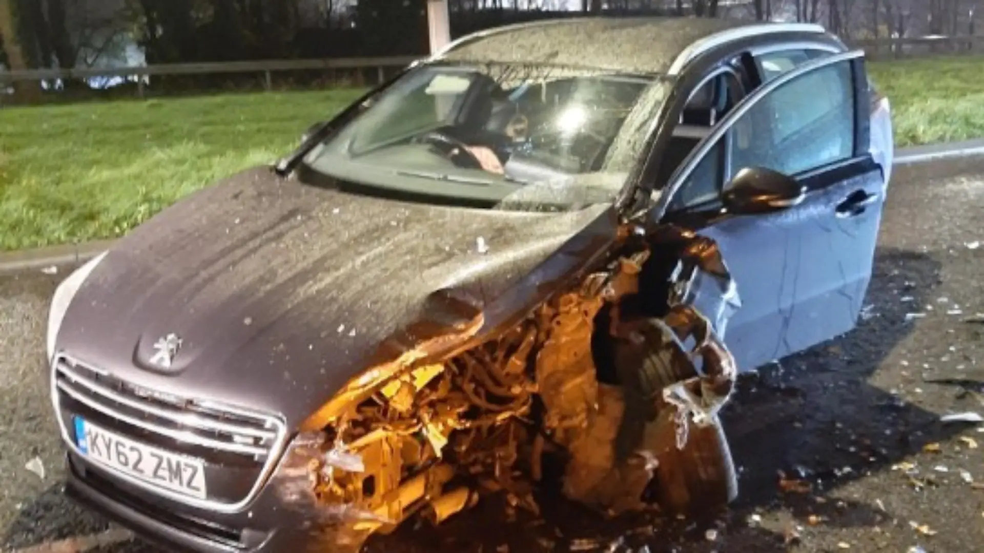 Das zerstörte Auto nach dem Unfall des Vaters Emmanuel Sakyi am 4. Dezember 2022, wo seine Tochter ihr Leben verlor.