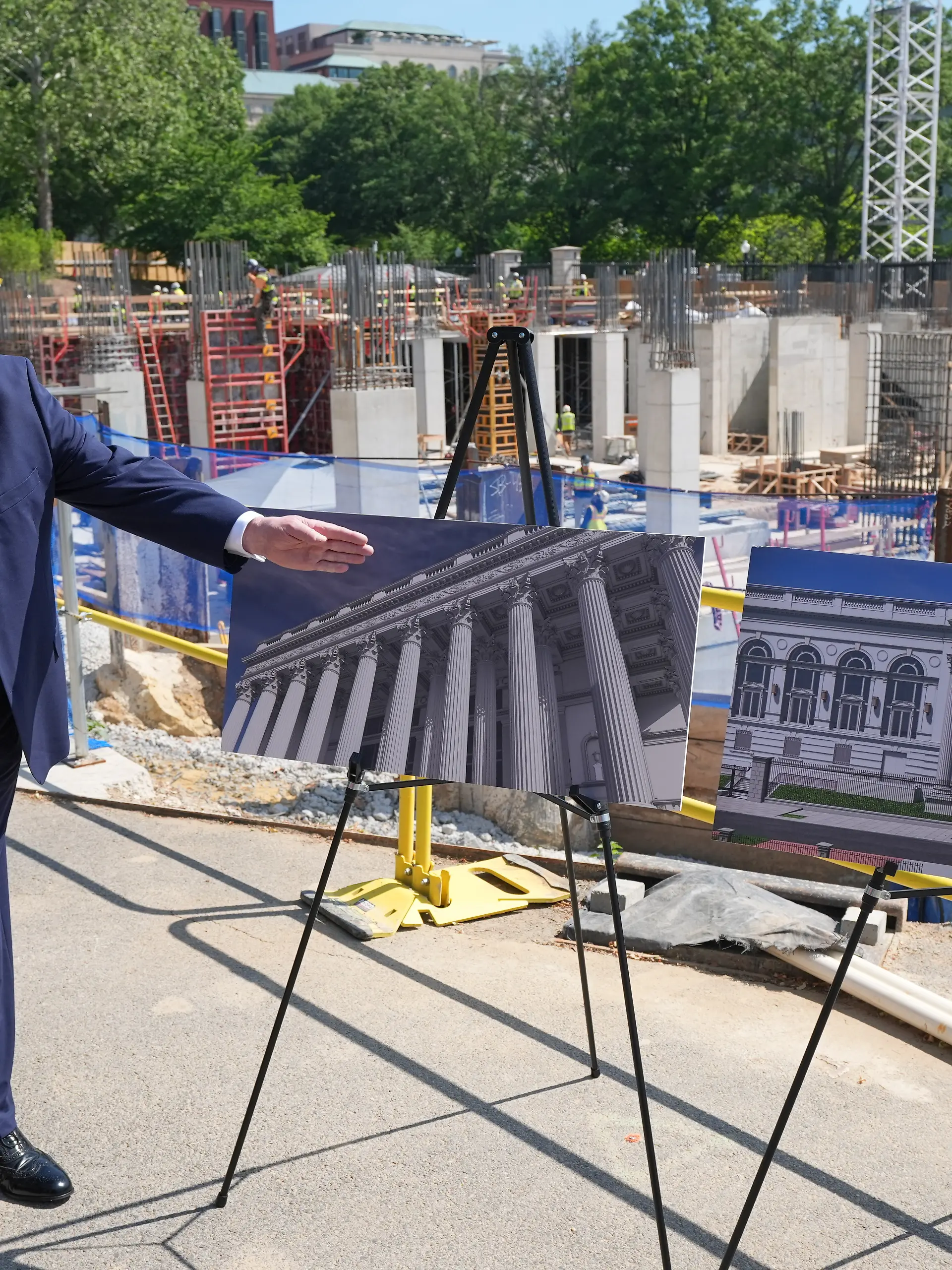 Donald Trump, Präsident der USA, spricht neben Darstellungen des geplanten Ballsaals an der Baustelle vor dem Weißen Haus. (zu dpa: «Trump kündigt kugel- und drohnensicheren Ballsaal an») +++ dpa-Bildfunk +++