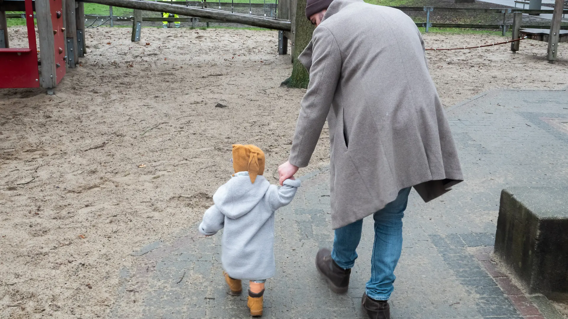 Ein Vater spielt mit seinem Kind auf einem Spielplatz. Sozialwissenschaftler der TU Braunschweig und der FH Kiel haben in einer Studie die Lebenswelten von Vätern untersucht. +++ dpa-Bildfunk +++