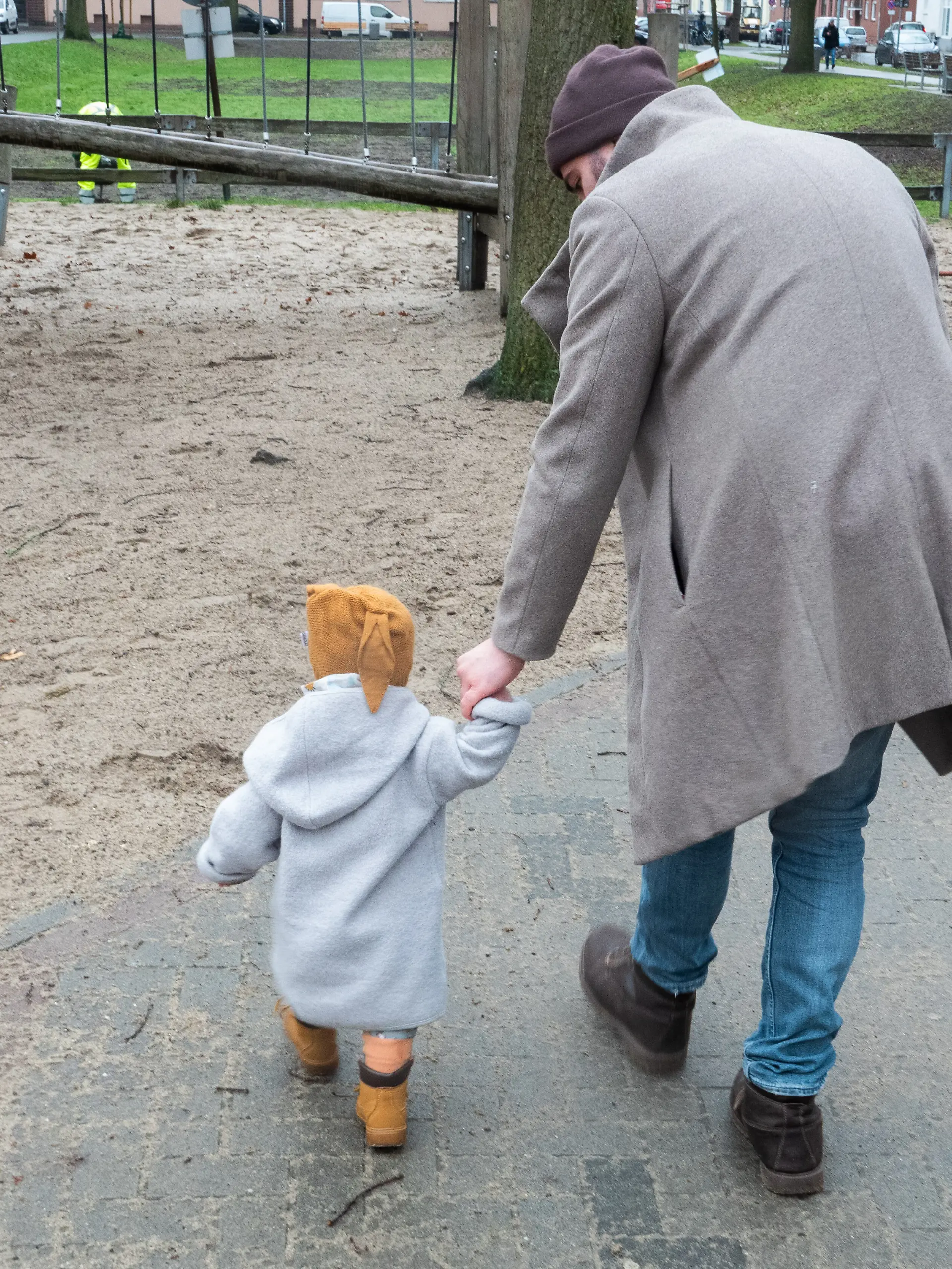 Ein Vater spielt mit seinem Kind auf einem Spielplatz. Sozialwissenschaftler der TU Braunschweig und der FH Kiel haben in einer Studie die Lebenswelten von Vätern untersucht. +++ dpa-Bildfunk +++