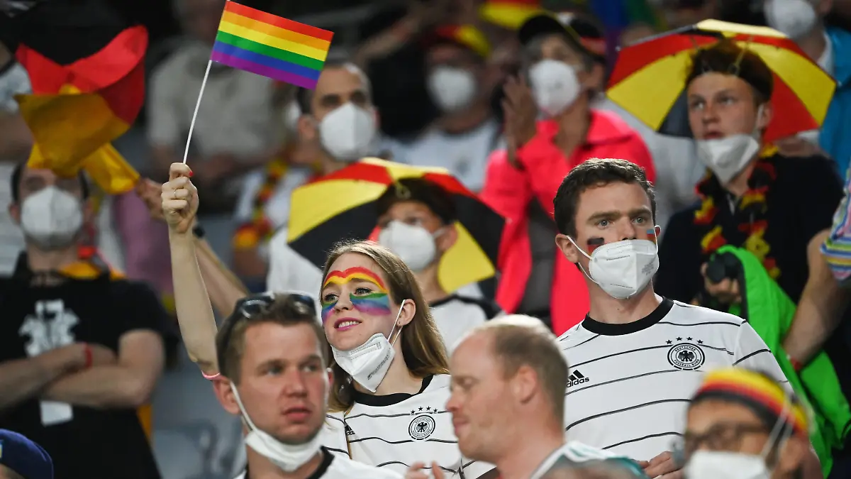 23.06.2021, Bayern, München: Fußball: EM, Deutschland - Ungarn, Vorrunde, Gruppe F, 3. Spieltag in der EM-Arena München. Deutsche Fans feiern vor dem Spiel. Foto: Federico Gambarini/dpa +++ dpa-Bildfunk +++