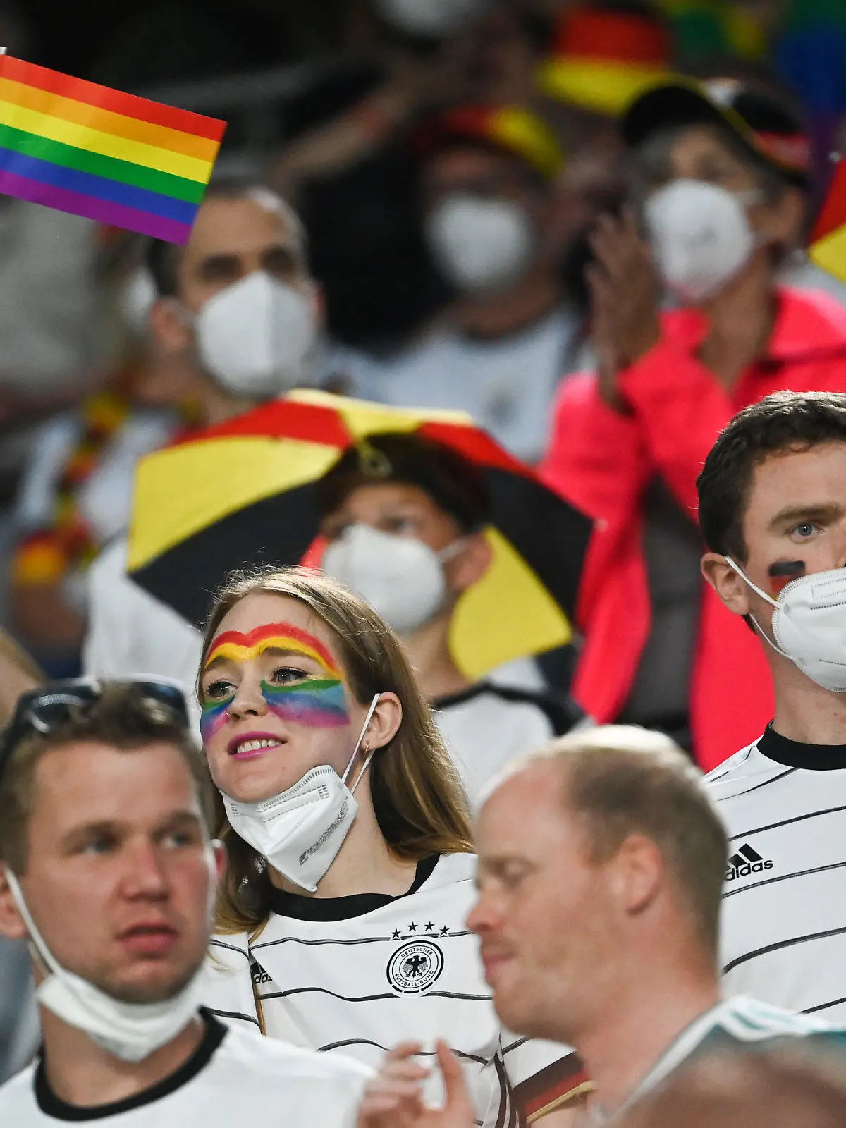 23.06.2021, Bayern, München: Fußball: EM, Deutschland - Ungarn, Vorrunde, Gruppe F, 3. Spieltag in der EM-Arena München. Deutsche Fans feiern vor dem Spiel. Foto: Federico Gambarini/dpa +++ dpa-Bildfunk +++