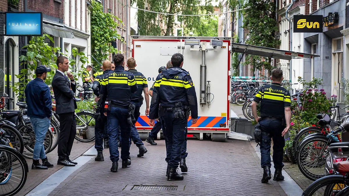  AMSTERDAM - A man was seriously injured in a shooting in Amsterdam. According to Het Parool, it would be crime reporter Peter R. de Vries. ANP EVERT ELZINGA *** AMSTERDAM A man was seriously injured in a shooting in Amsterdam According to Het Parool, it would be crime reporter Peter R de Vries ANP EVERT ELZINGA PUBLICATIONxINxGERxSUIxAUTxONLY Copyright: xHollandsexHoogtex/xxANPx x433486164x