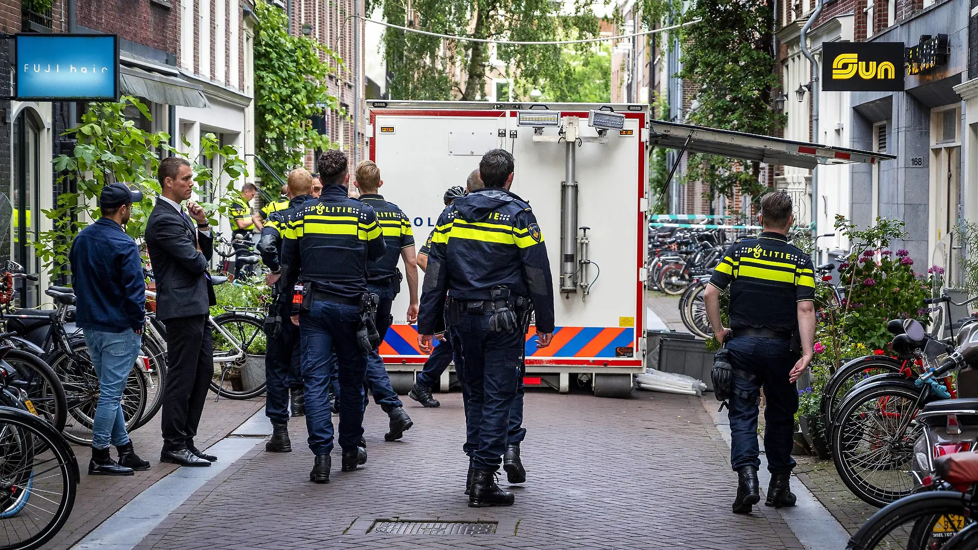  AMSTERDAM - A man was seriously injured in a shooting in Amsterdam. According to Het Parool, it would be crime reporter Peter R. de Vries. ANP EVERT ELZINGA *** AMSTERDAM A man was seriously injured in a shooting in Amsterdam According to Het Parool, it would be crime reporter Peter R de Vries ANP EVERT ELZINGA PUBLICATIONxINxGERxSUIxAUTxONLY Copyright: xHollandsexHoogtex/xxANPx x433486164x