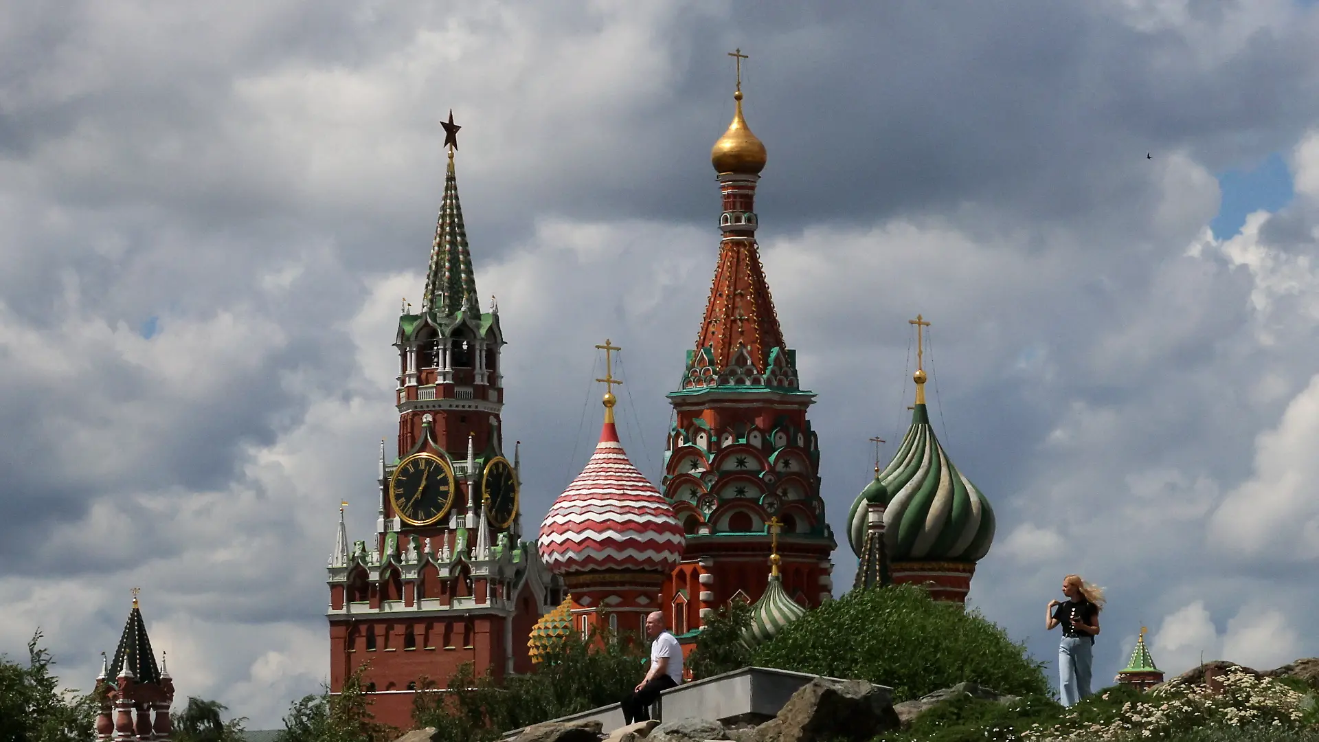People walk in Zaryadye Park near St. Basil's Cathedral and the Kremlin's Spasskaya Tower in central Moscow, Russia, July 6, 2026. REUTERS/Anastasia Barashkova