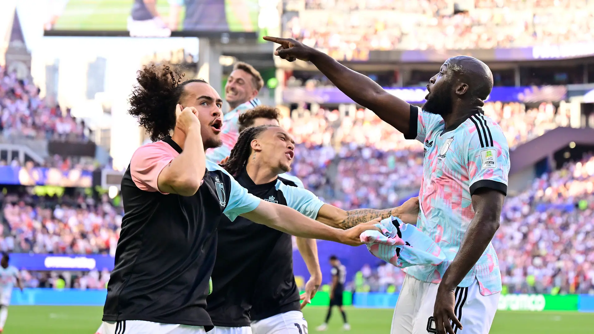 Romelu Lukaku trifft zum 4:1 – und jubelt wie Donald Trump.