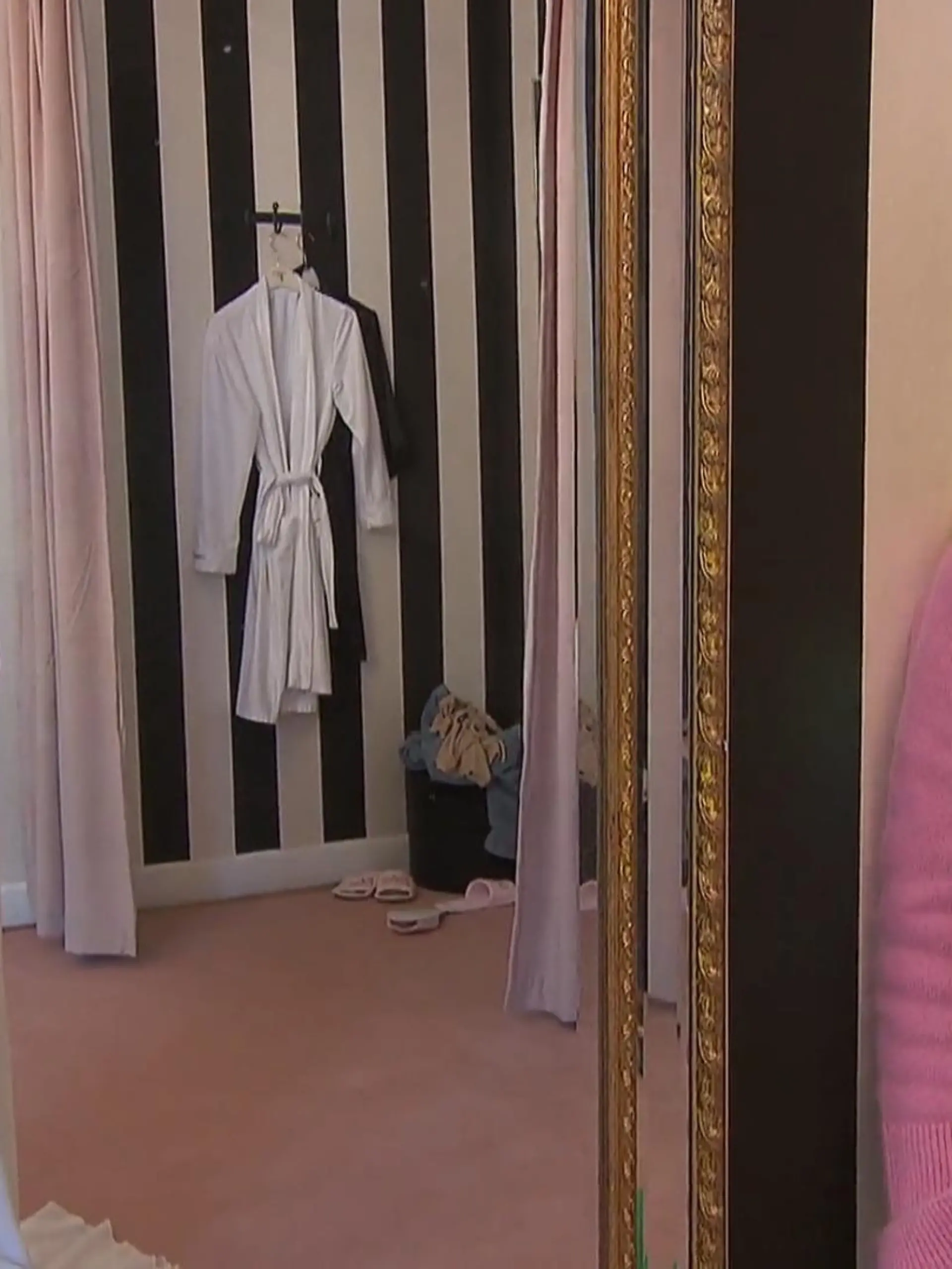 Bild zu: "Diese Robe ist zu langweilig!"