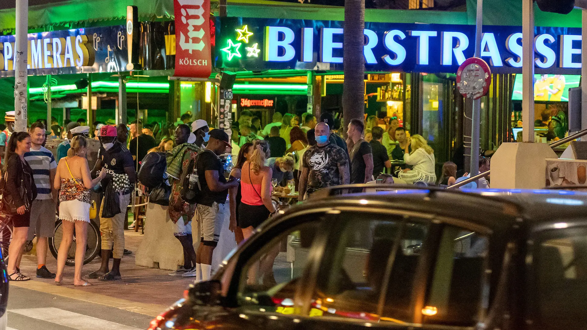 Während der Corona-Pandemie und nach dem Lockdown konzentriert sich das Nachtleben an der Playa de Palma auf der Insel Mallorca auf die so genannte Bierstraße -Sicherheitsabstände werden offenkundig nicht durchgängig eingehalten, Masken als Mund-Nase-Schutz werden kaum getragen - zwei Tage vor der Einführung der verschärften Maskenpflicht auf den balearischen InselnWährend der Corona-Pandemie und nach dem Lockdown konzentriert sich das Nachtleben an der Playa de Palma auf der Insel Mallorca auf die so genannte Bierstraße -Sicherheitsabstände werden offenkundig nicht durchgängig eingehalten, Masken als Mund-Nase-, Mallorca Belearen Spanien Playa de Palma *** During the Corona Pandemic and after the lockdown, nightlife at Playa de