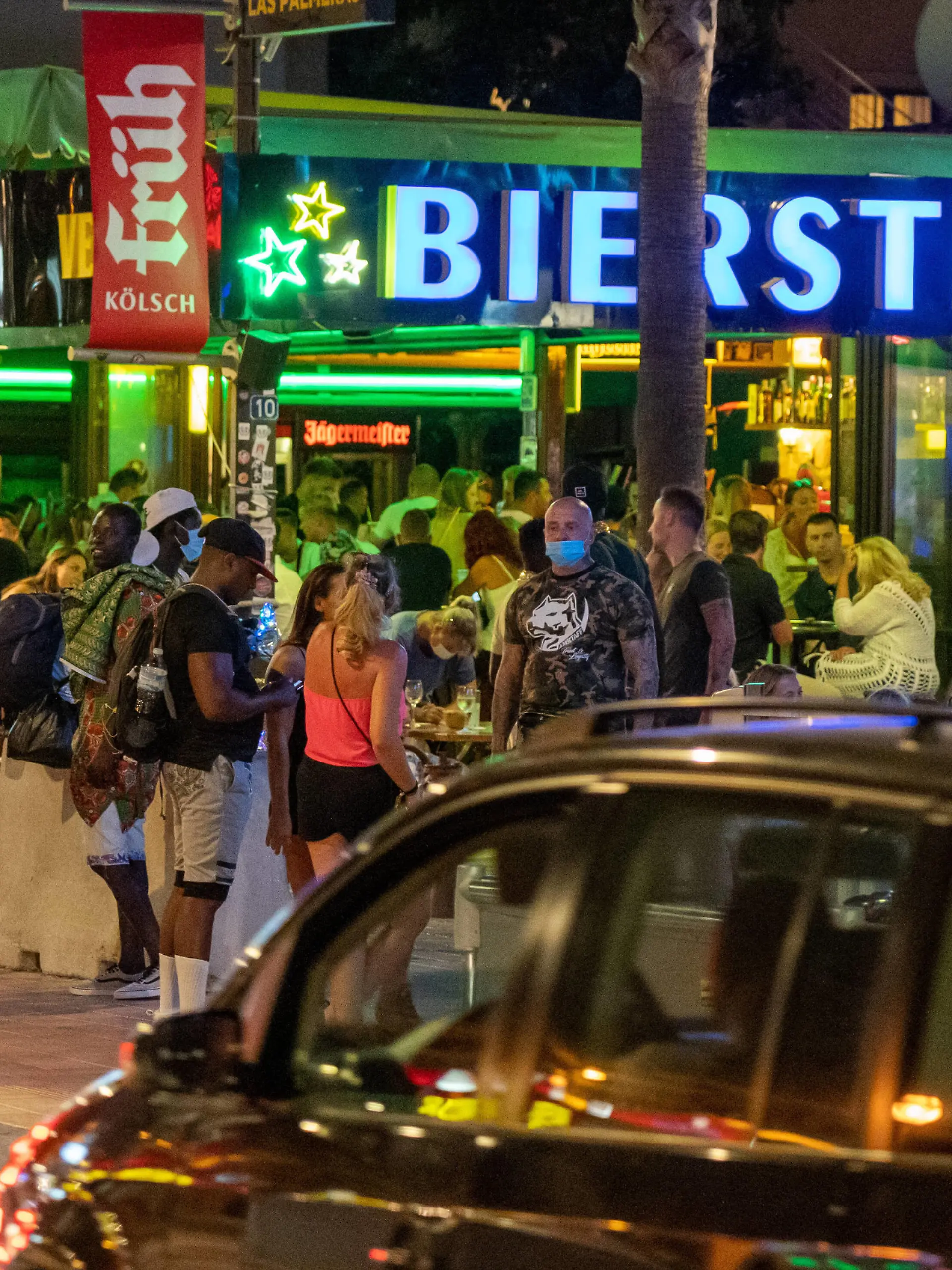  Während der Corona-Pandemie und nach dem Lockdown konzentriert sich das Nachtleben an der Playa de Palma auf der Insel Mallorca auf die so genannte Bierstraße -Sicherheitsabstände werden offenkundig nicht durchgängig eingehalten, Masken als Mund-Nase-Schutz werden kaum getragen - zwei Tage vor der Einführung der verschärften Maskenpflicht auf den balearischen InselnWährend der Corona-Pandemie und nach dem Lockdown konzentriert sich das Nachtleben an der Playa de Palma auf der Insel Mallorca auf die so genannte Bierstraße -Sicherheitsabstände werden offenkundig nicht durchgängig eingehalten, Masken als Mund-Nase-, Mallorca Belearen Spanien Playa de Palma *** During the Corona Pandemic and after the lockdown, nightlife at Playa de