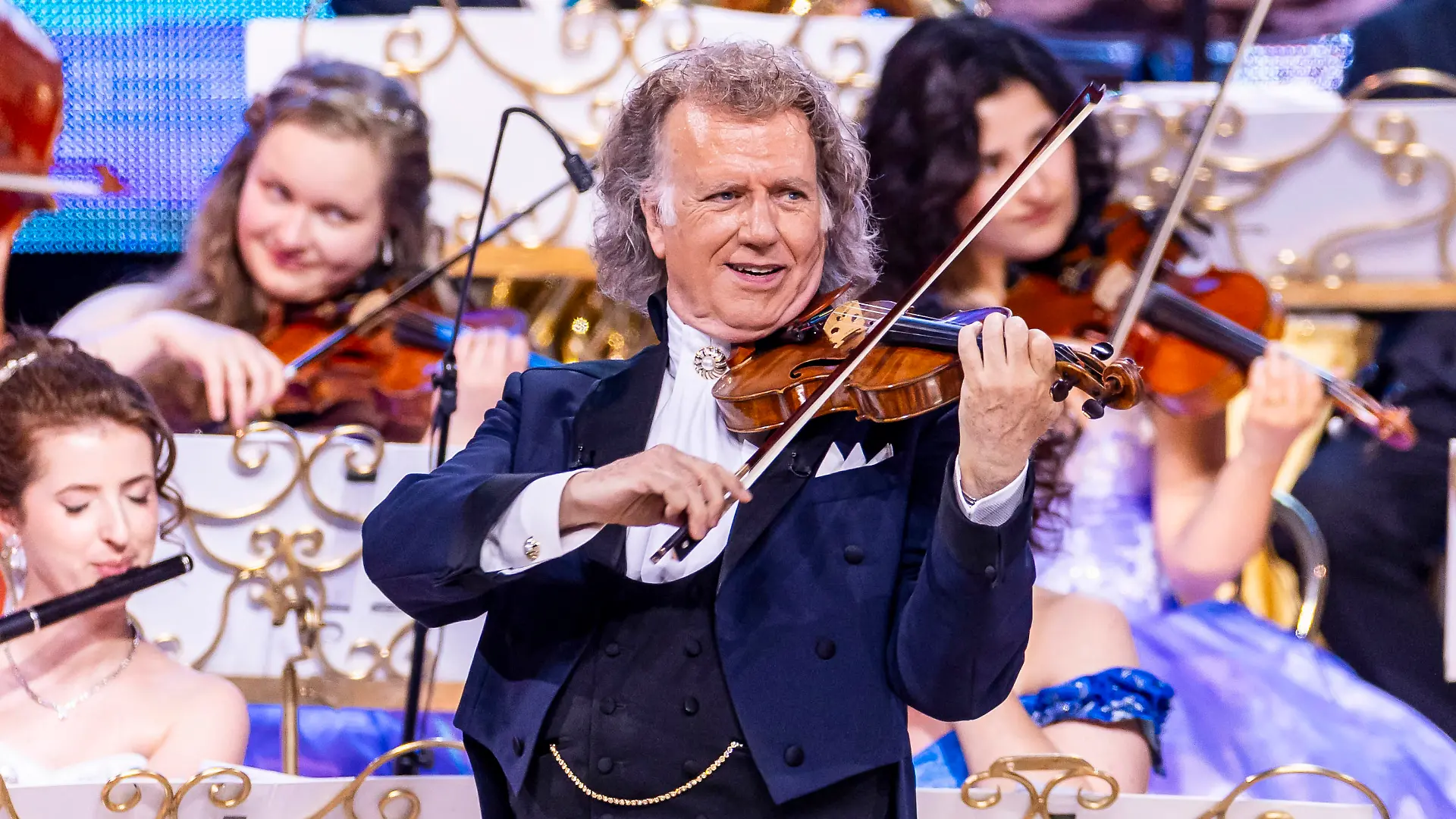André Rieu ist ein einmaliger Musiker und Dirigent, der die Welt mit seiner Leidenschaft für klassische Musik und seine unvergesslichen Konzerte verzaubert.