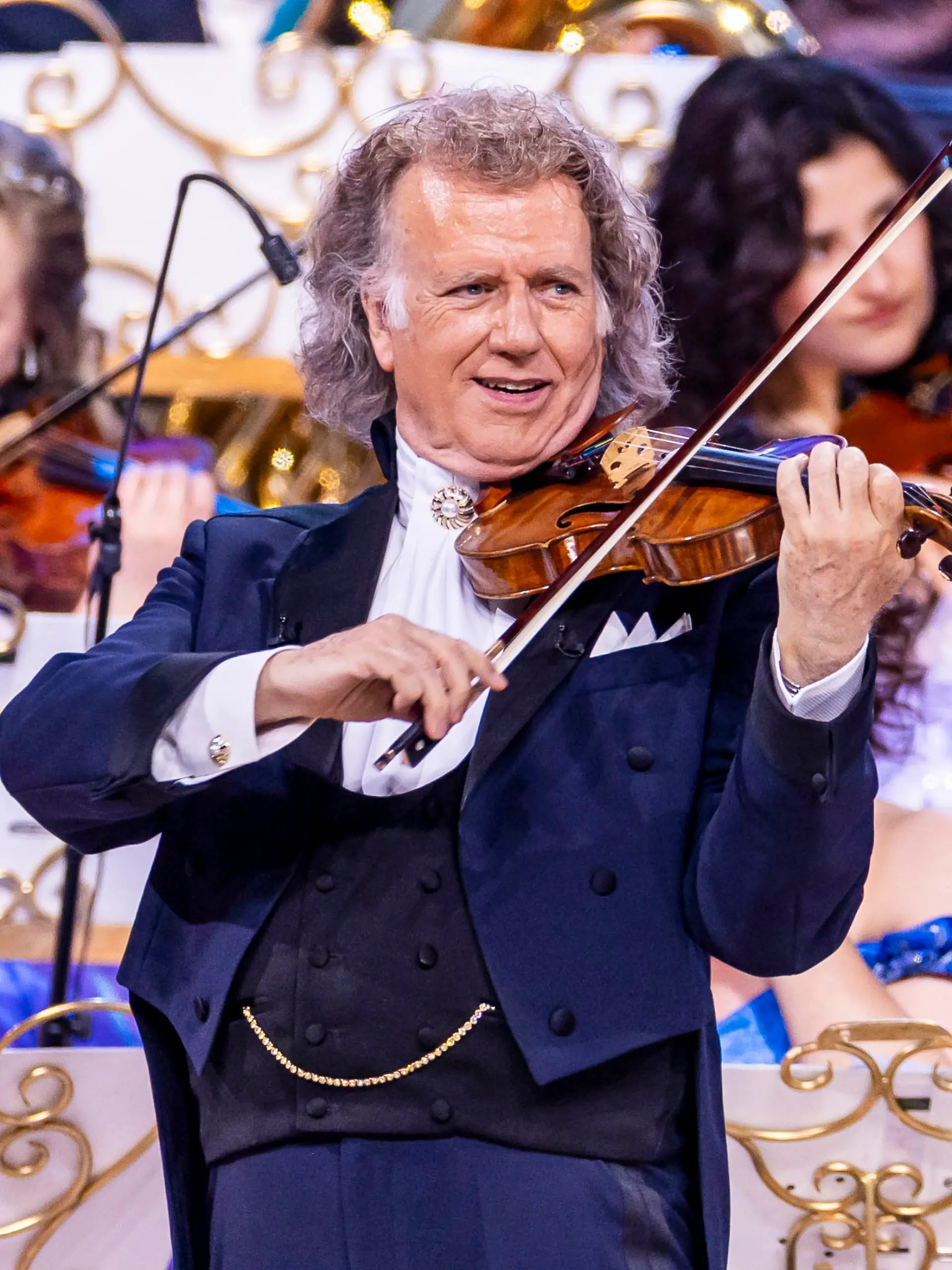 André Rieu ist ein einmaliger Musiker und Dirigent, der die Welt mit seiner Leidenschaft für klassische Musik und seine unvergesslichen Konzerte verzaubert.