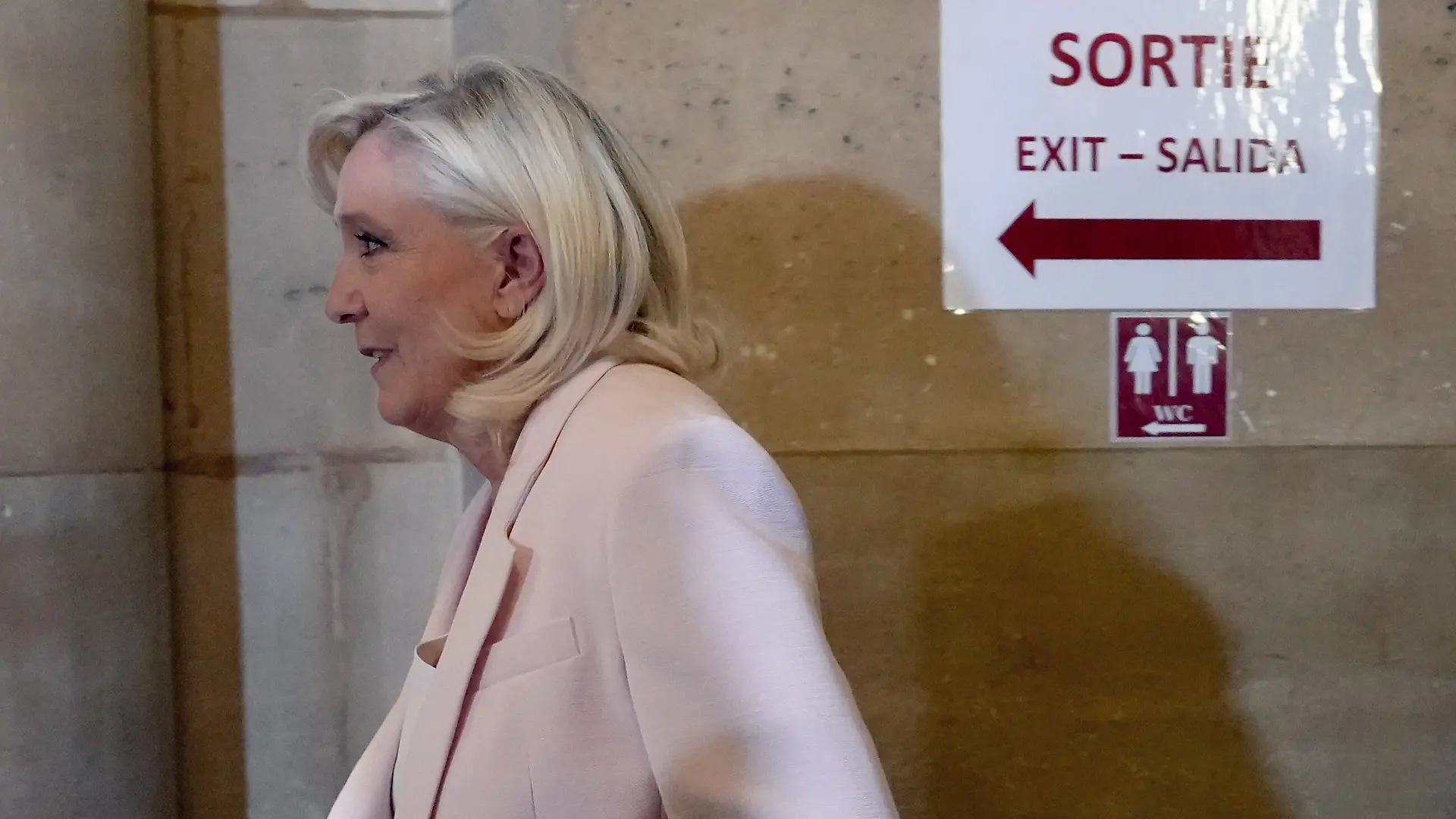 Die Vorsitzende der Fraktion der rechtsextremen Partei „Rassemblement National“ (RN), Marine Le Pen, trifft am Pariser Berufungsgericht ein, um der Urteilsverkündung im Berufungsverfahren gegen ehemalige oder derzeitige RN-Mitglieder wegen Veruntreuung europäischer öffentlicher Gelder im Zusammenhang mit einem Fall mutmaßlicher Scheinjobs im Europäischen Parlament beizuwohnen. +++ dpa-Bildfunk +++