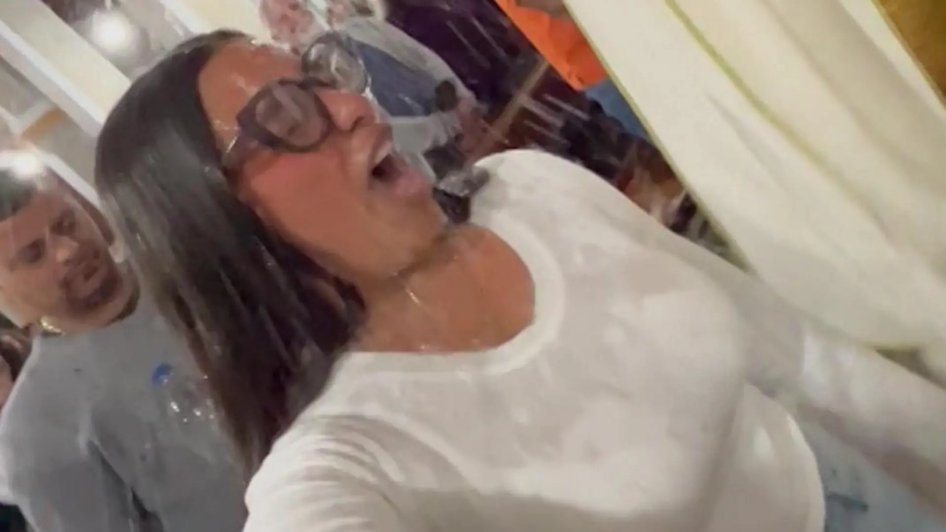 Priester verpasst Frau Weihwasser-Dusche – plötzlich sehen alle ihren BH! Wet-T-shirt-Contest im Gottesdienst