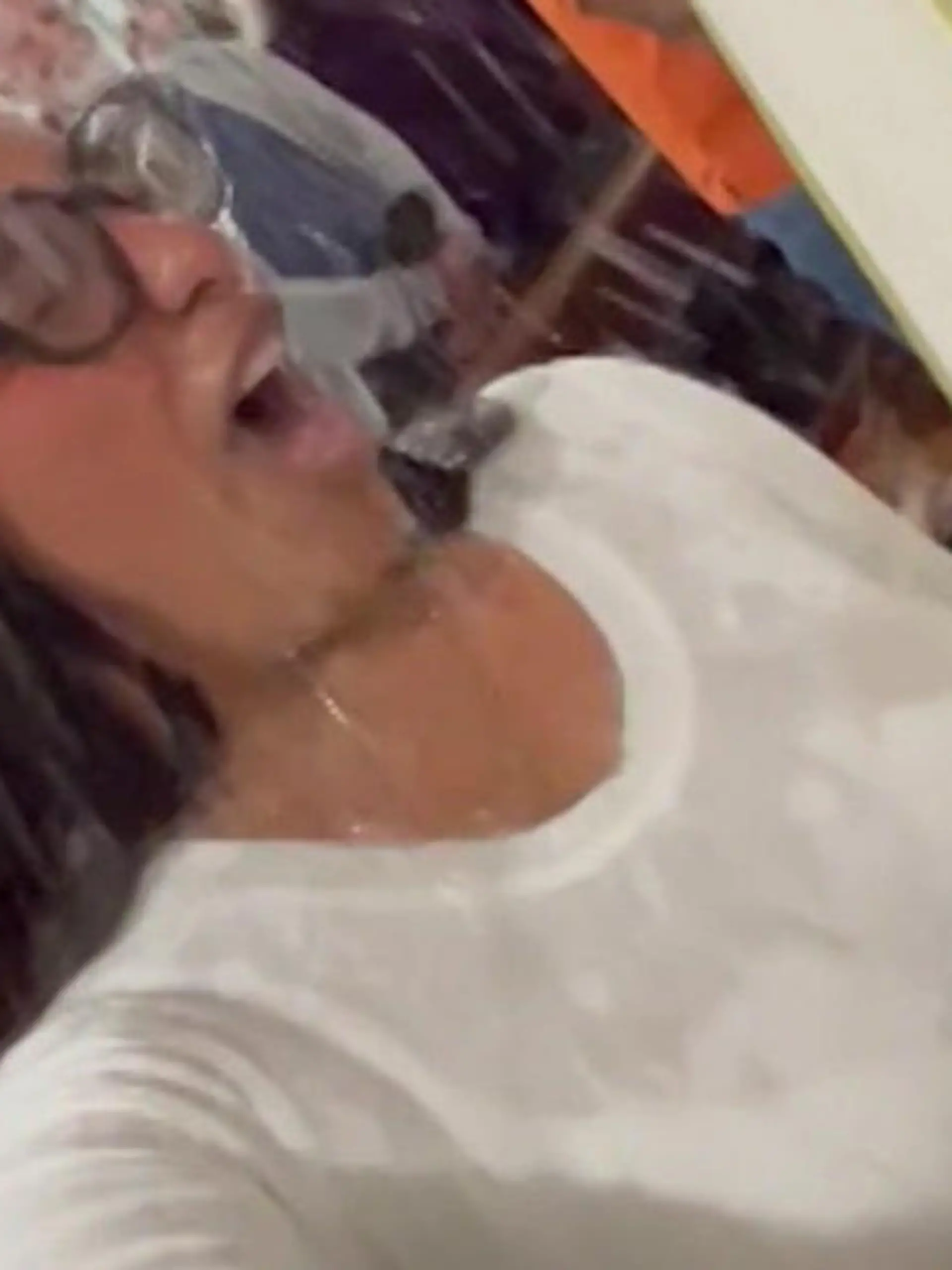 Bild zu: "Priester verpasst Frau Weihwasser-Dusche – plötzlich sehen alle ihren BH!"
